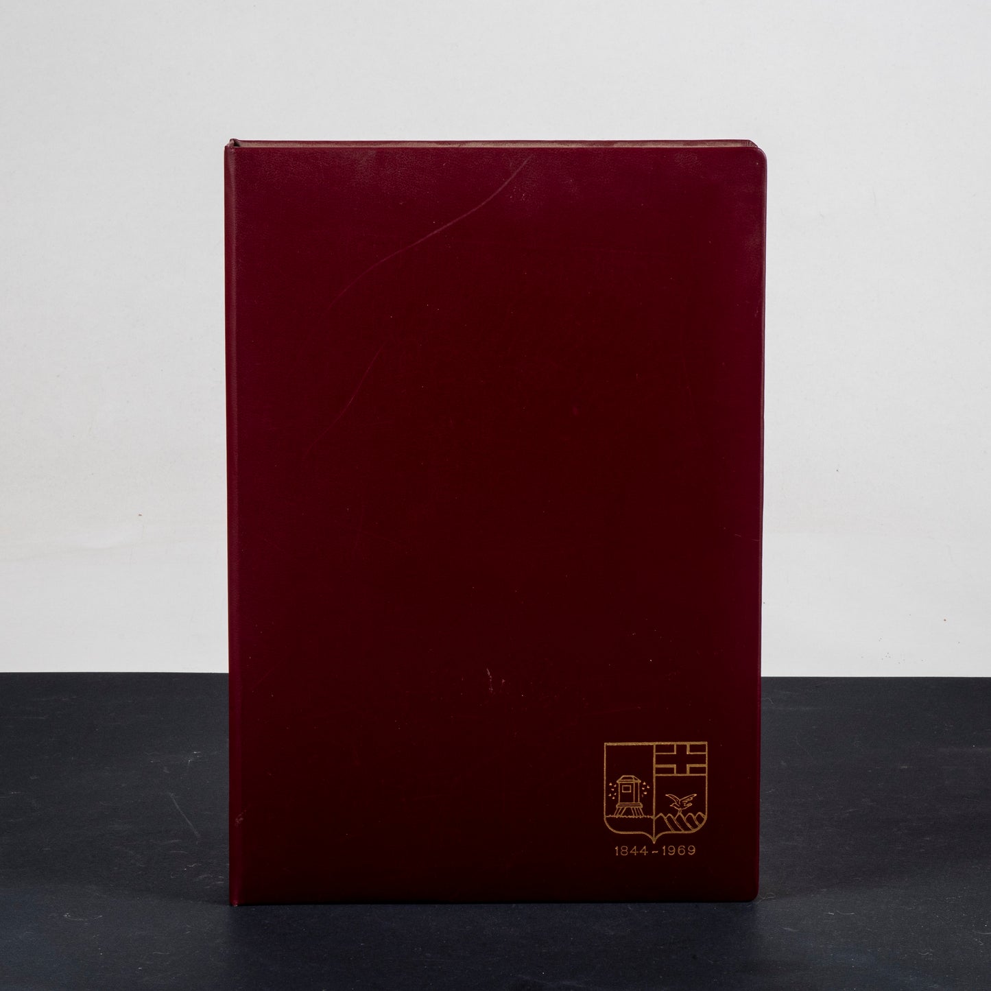 Libro in similpelle con storia della cassa di risparmio della provincia di Macerata 1969