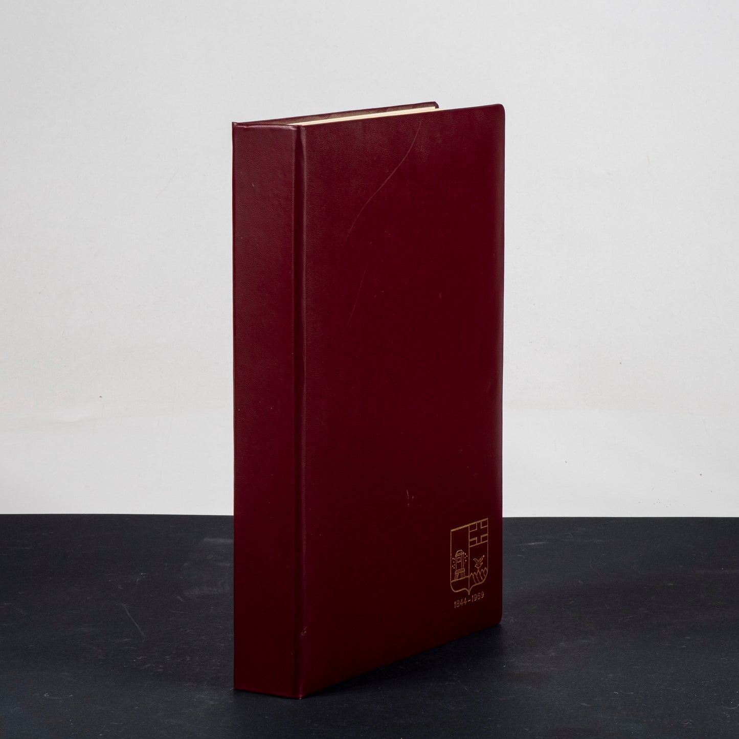 Libro in similpelle con storia della cassa di risparmio della provincia di Macerata 1969