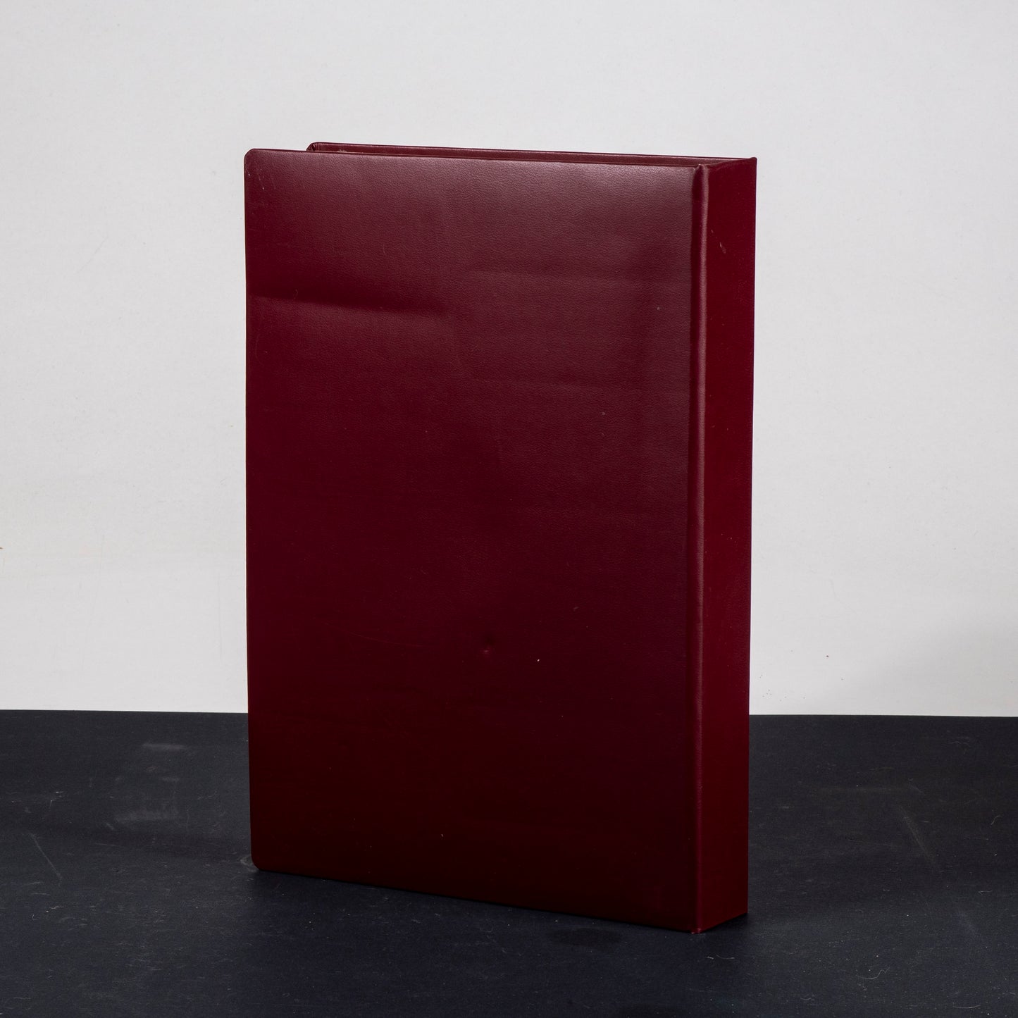 Libro in similpelle con storia della cassa di risparmio della provincia di Macerata 1969