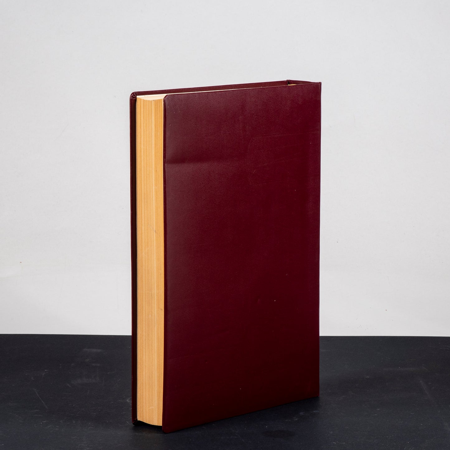 Libro in similpelle con storia della cassa di risparmio della provincia di Macerata 1969