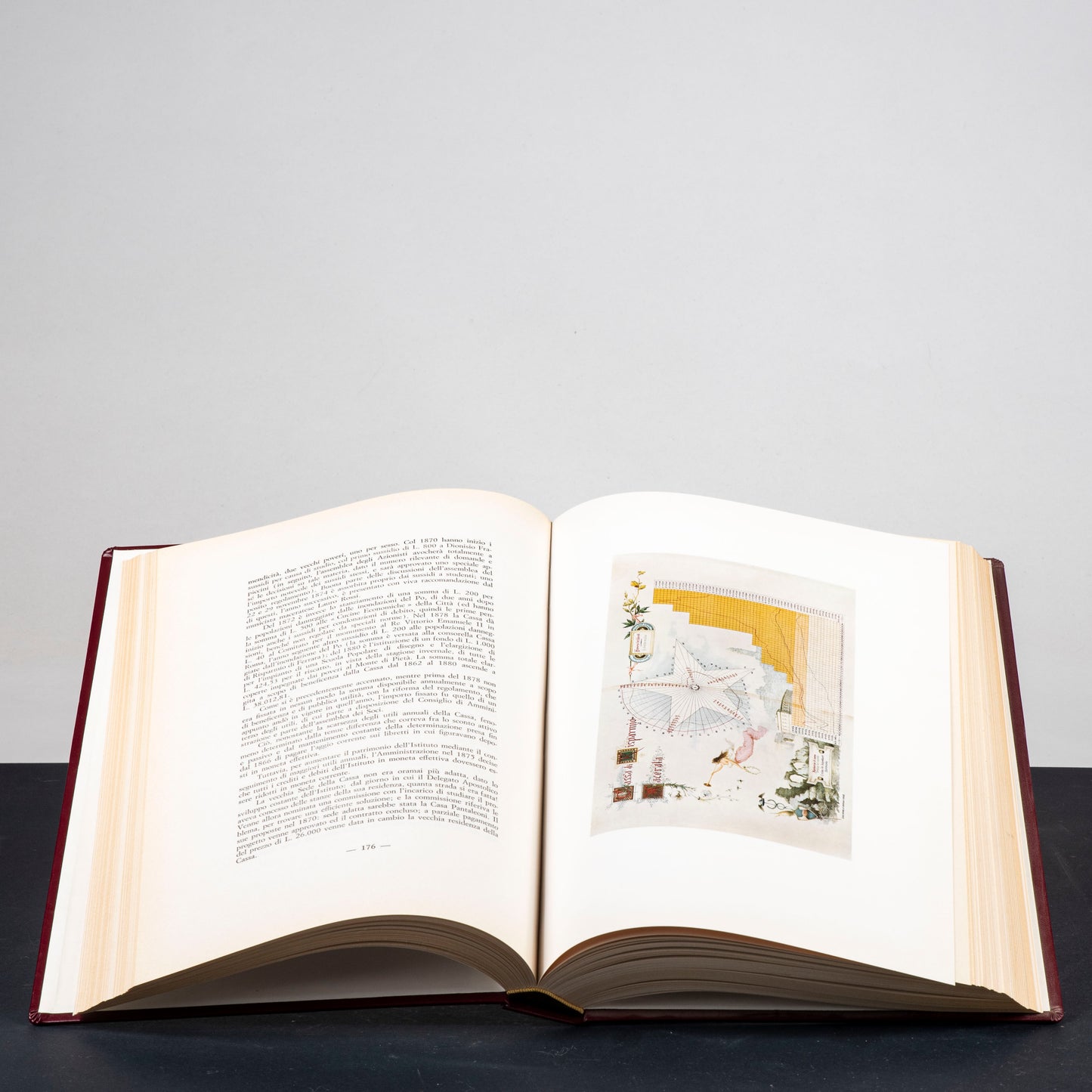 Libro in similpelle con storia della cassa di risparmio della provincia di Macerata 1969