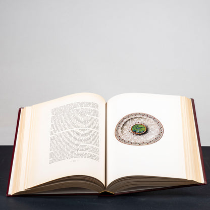 Libro in similpelle con storia della cassa di risparmio della provincia di Macerata 1969