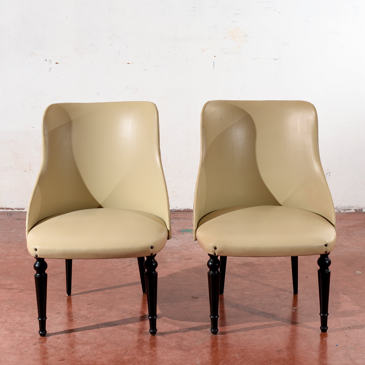 coppia di poltroncine rivestite in similpelle vintage design in stile Amedeo Cassina