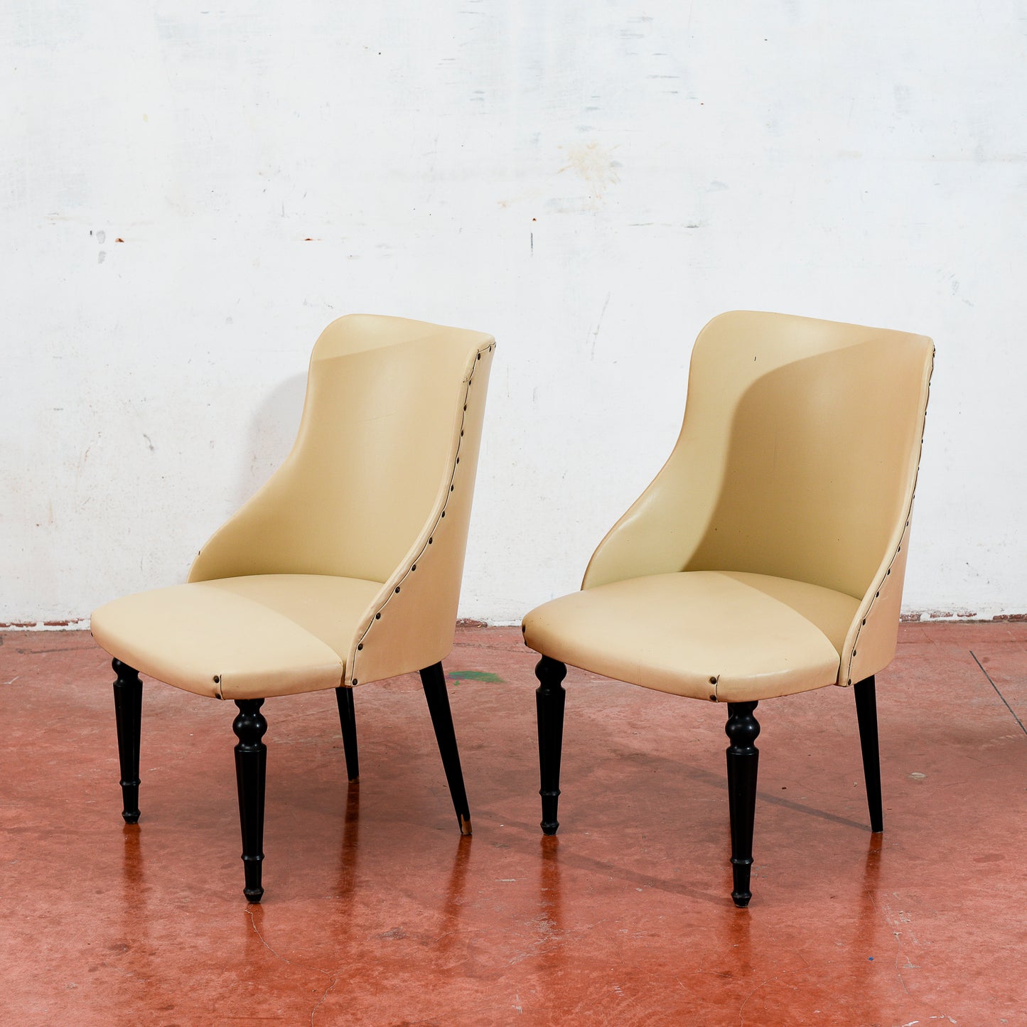 coppia di poltroncine rivestite in similpelle vintage design in stile Amedeo Cassina