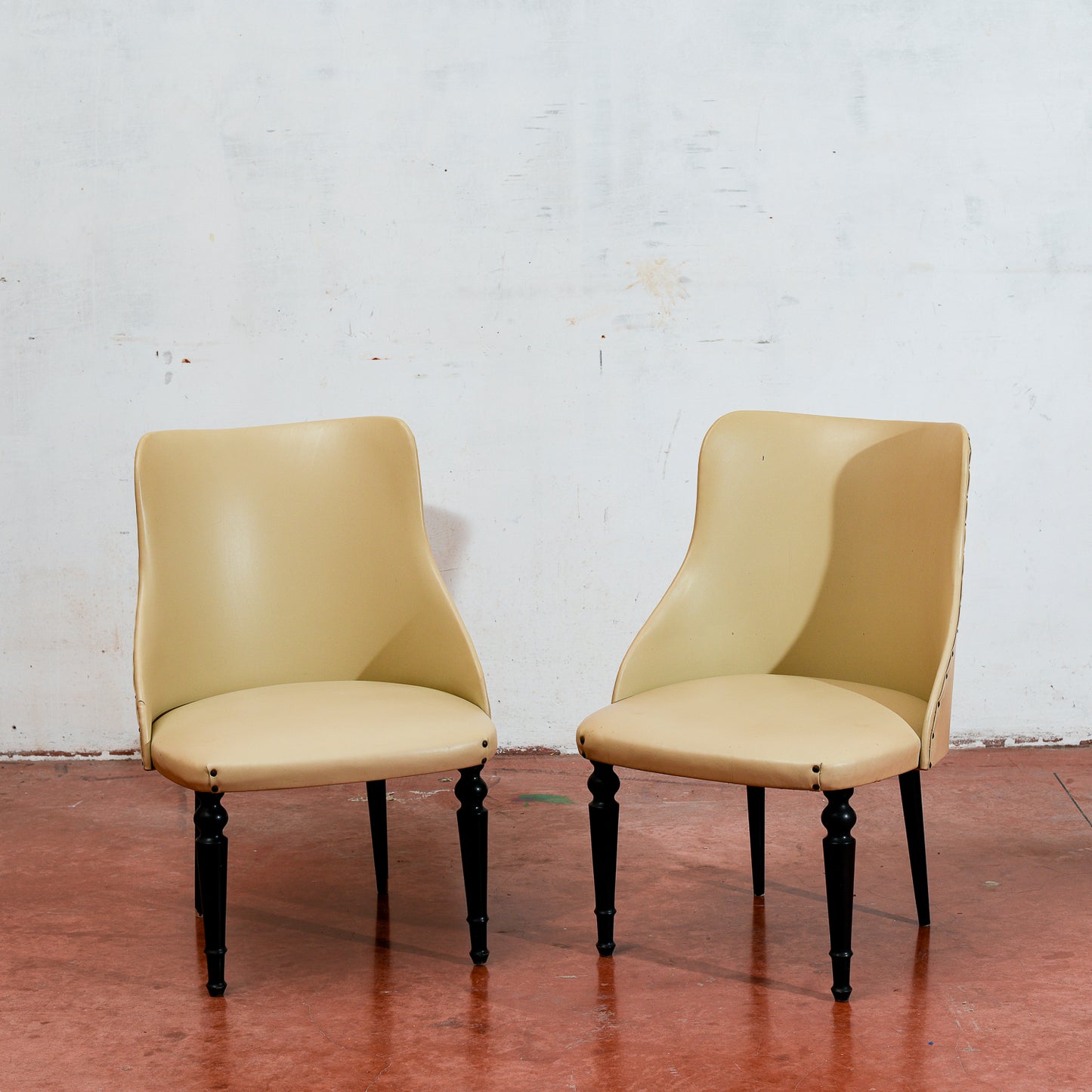 coppia di poltroncine rivestite in similpelle vintage design in stile Amedeo Cassina