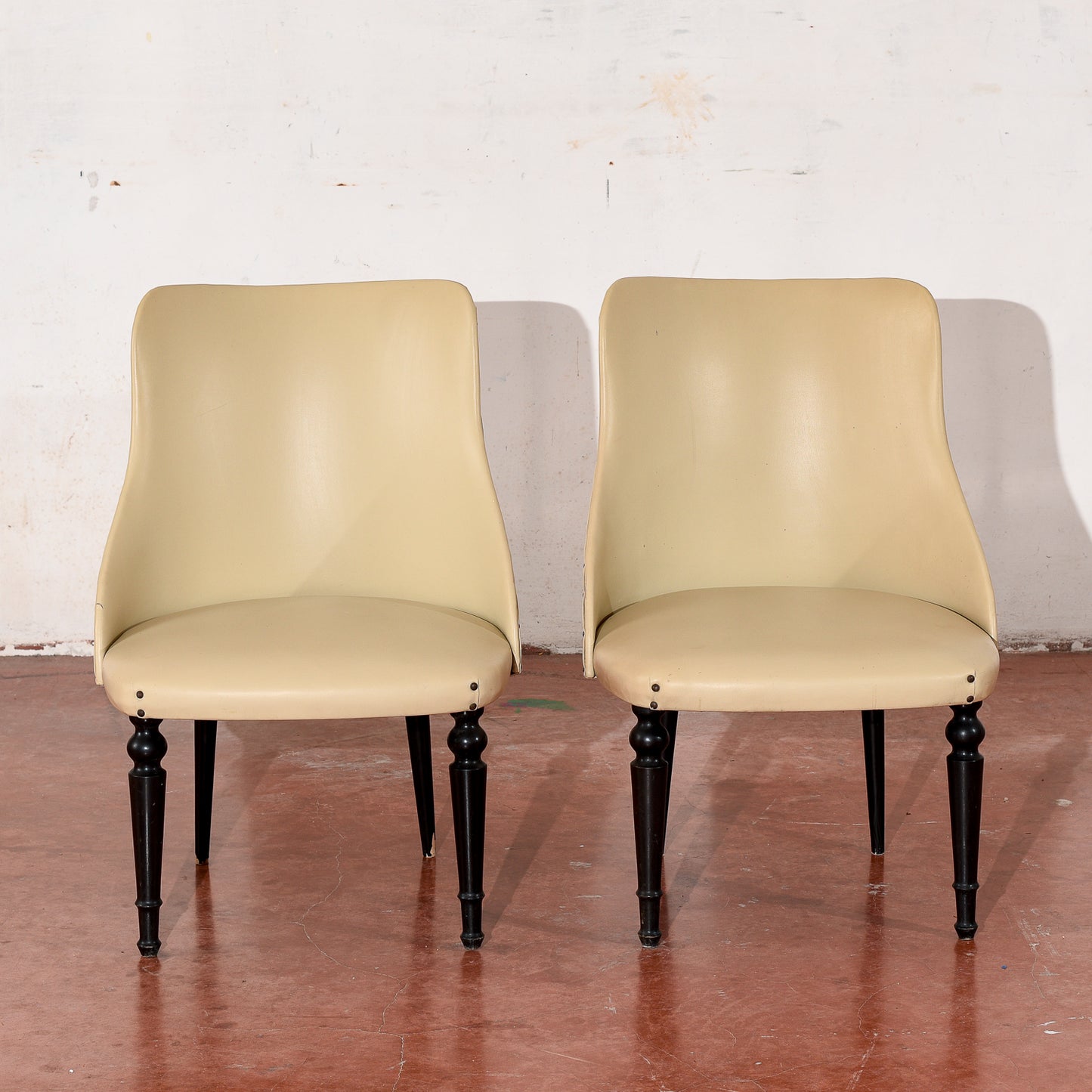 coppia di poltroncine rivestite in similpelle vintage design in stile Amedeo Cassina