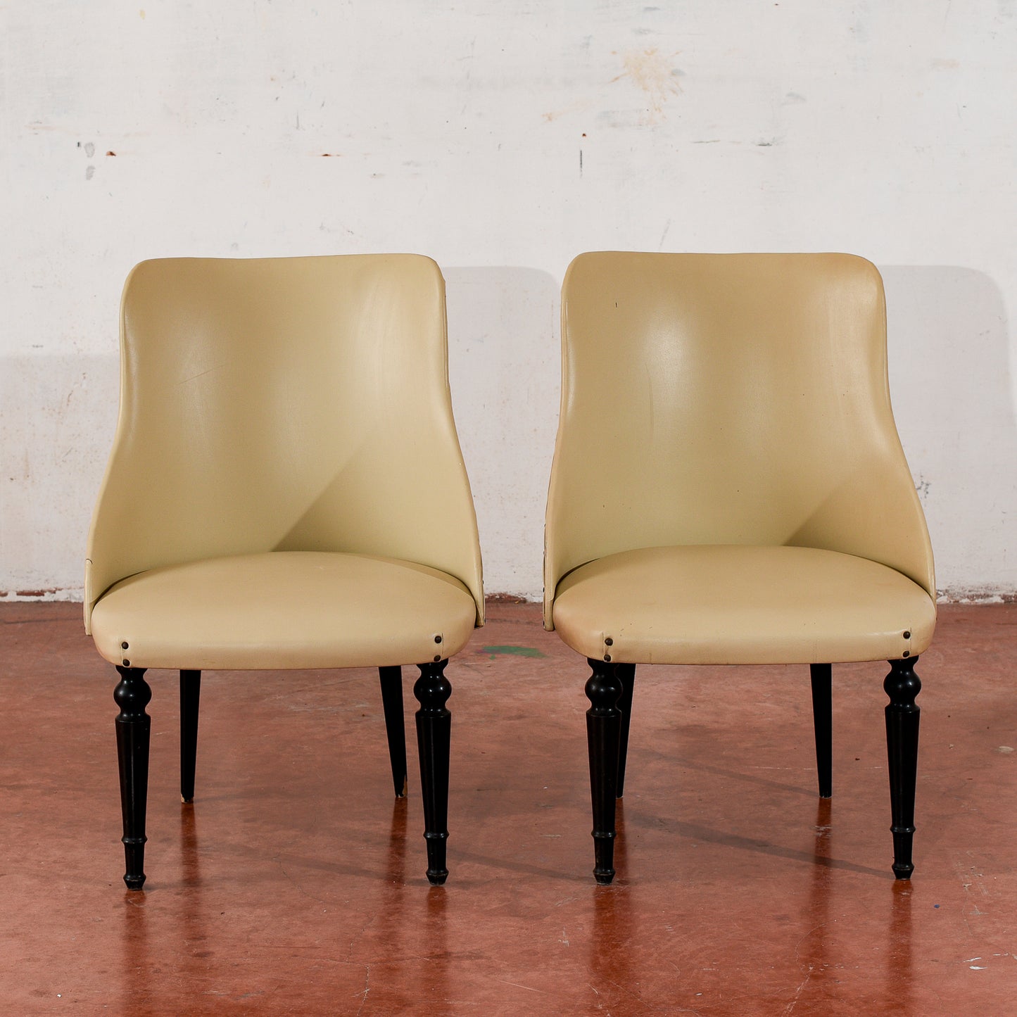 coppia di poltroncine rivestite in similpelle vintage design in stile Amedeo Cassina