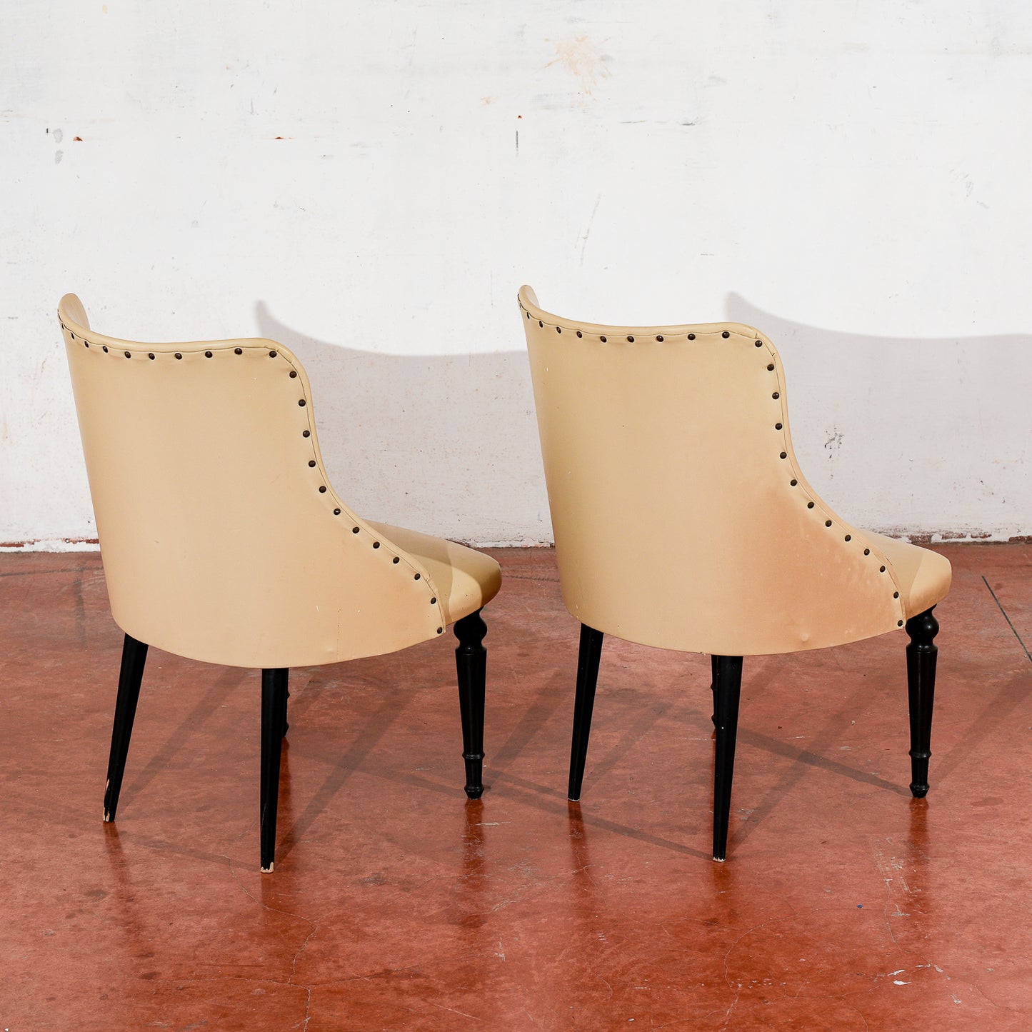 coppia di poltroncine rivestite in similpelle vintage design in stile Amedeo Cassina