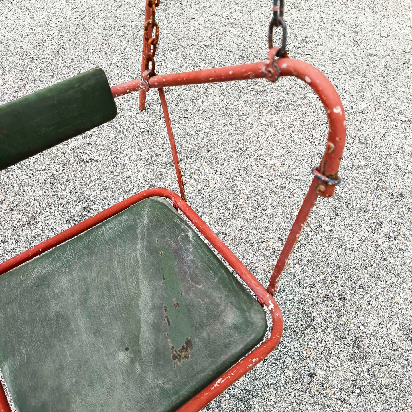 Altalena in ferro rosso anni 1960
