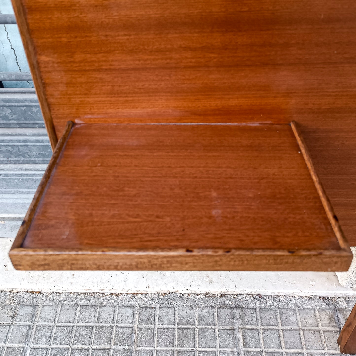testata letto anni 70 minimale essenziale matrimoniale con mensole a comodino