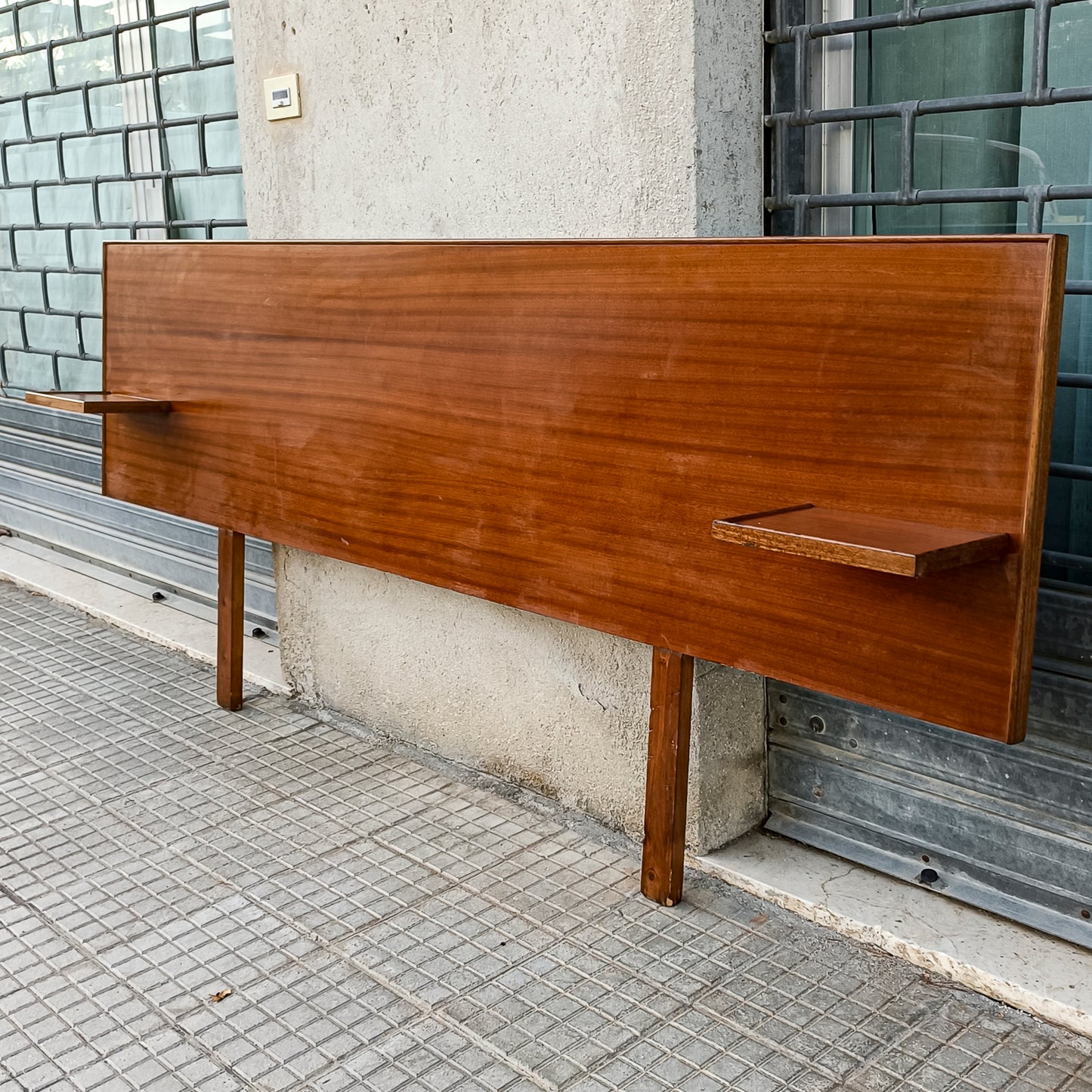 testata letto anni 70 minimale essenziale matrimoniale con mensole a comodino