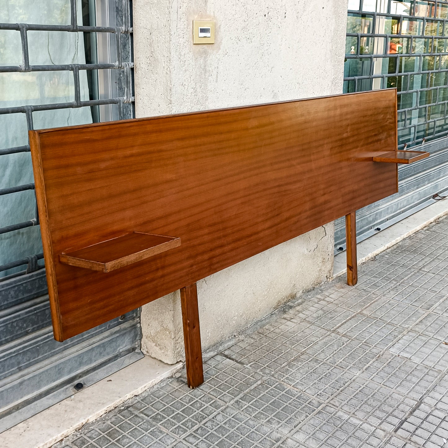 testata letto anni 70 minimale essenziale matrimoniale con mensole a comodino