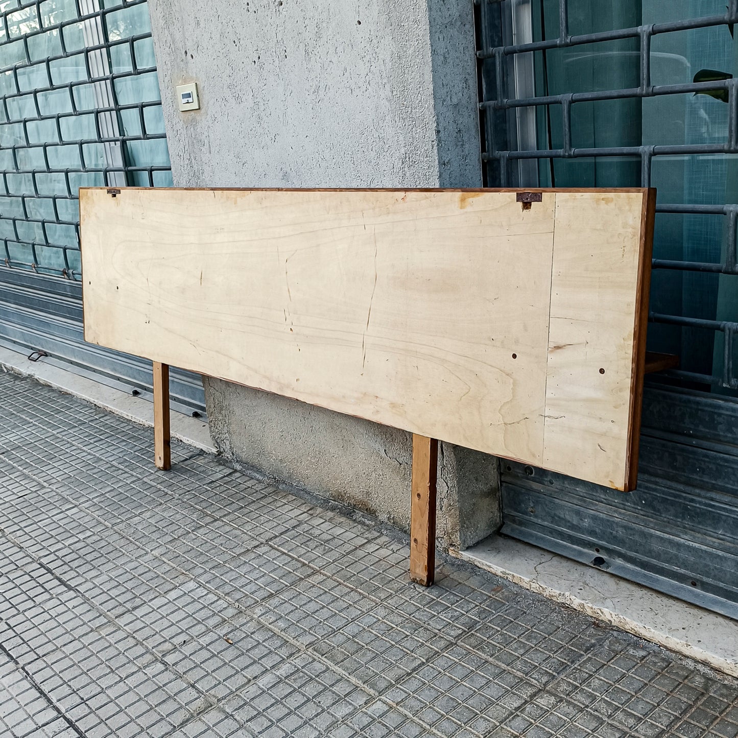 testata letto anni 70 minimale essenziale matrimoniale con mensole a comodino