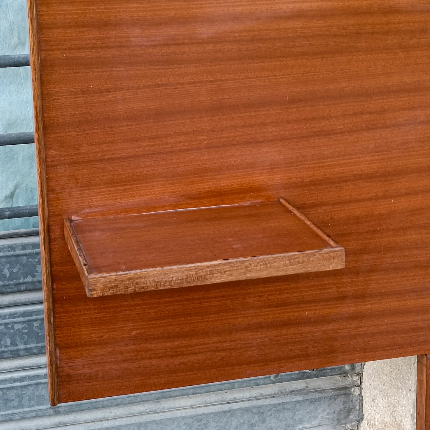 testata letto anni 70 minimale essenziale matrimoniale con mensole a comodino