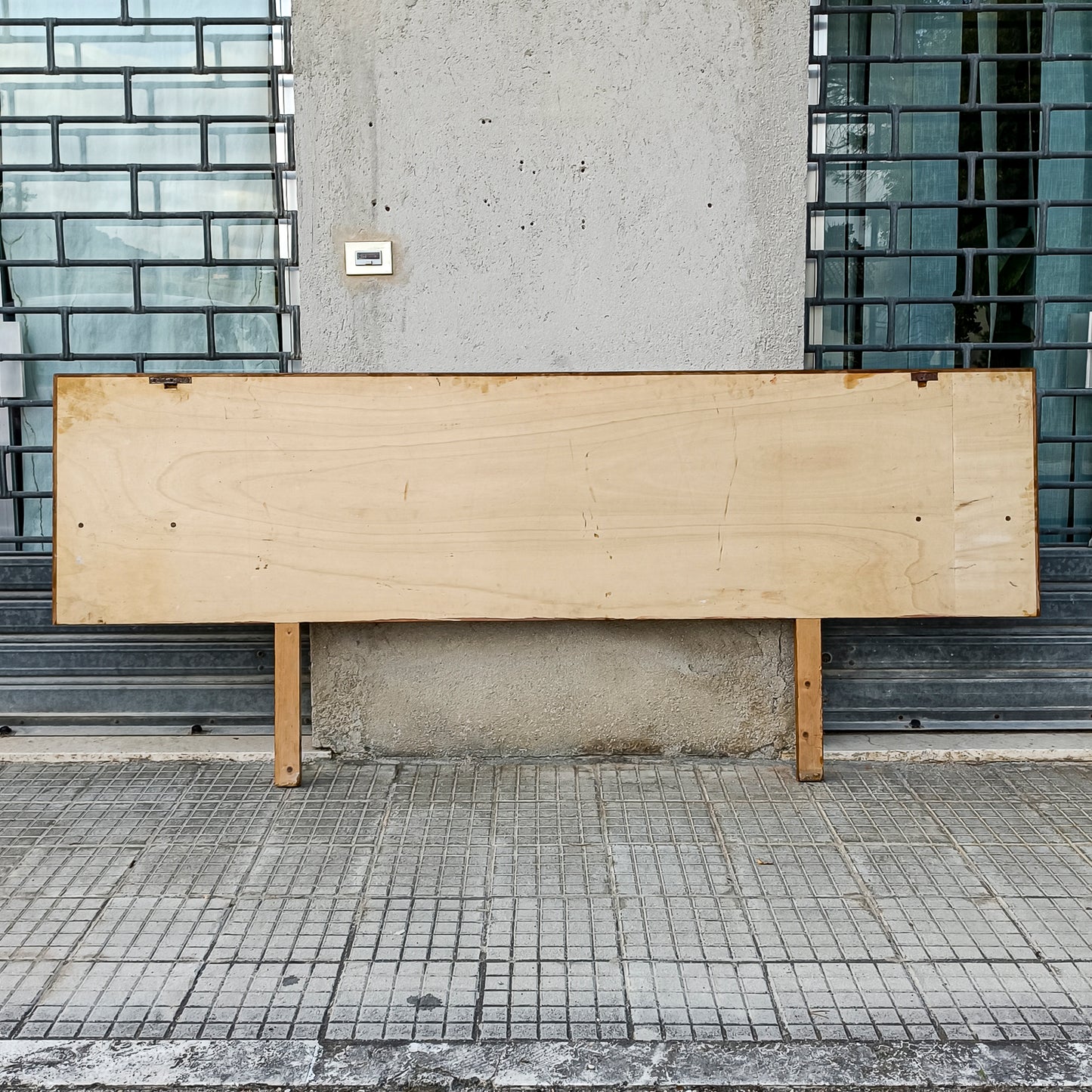 testata letto anni 70 minimale essenziale matrimoniale con mensole a comodino