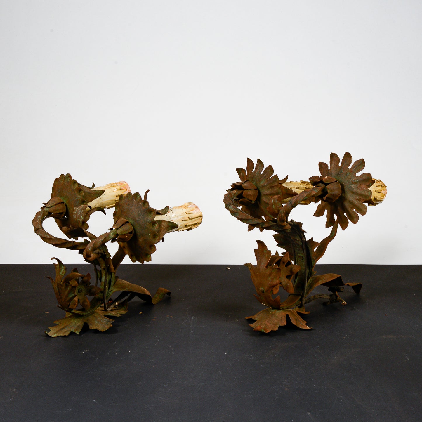 coppia di applique in ferro battuto elettrificate decori a fiori e foglie