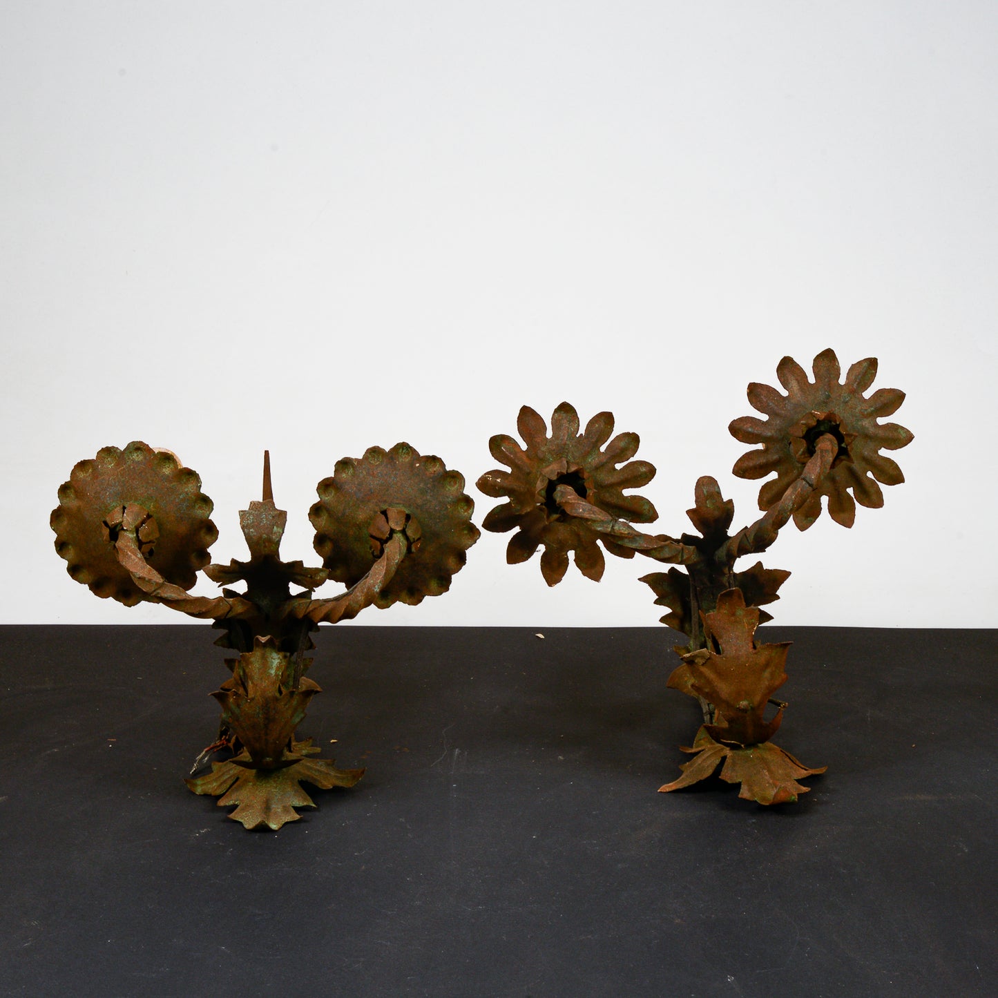 coppia di applique in ferro battuto elettrificate decori a fiori e foglie
