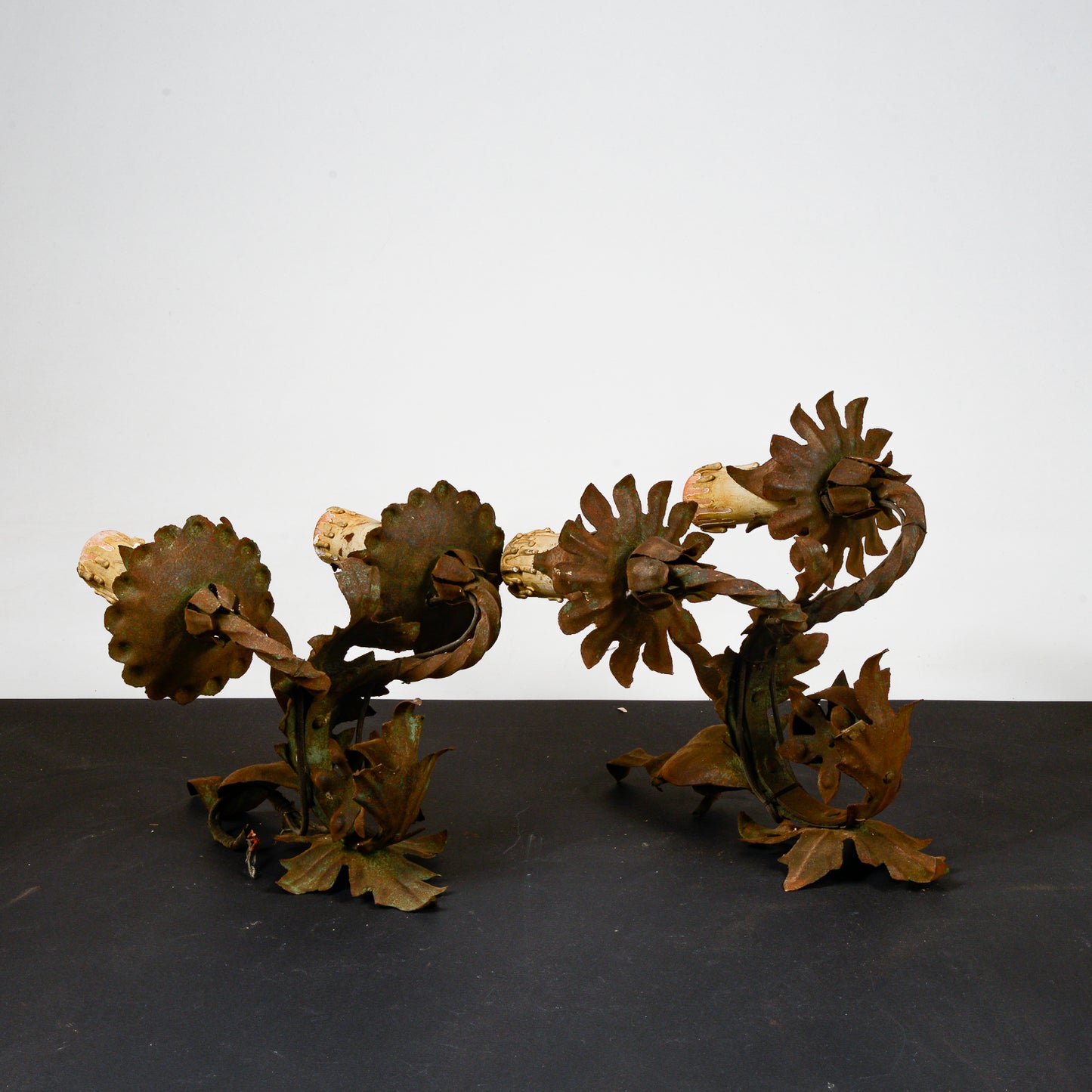 coppia di applique in ferro battuto elettrificate decori a fiori e foglie