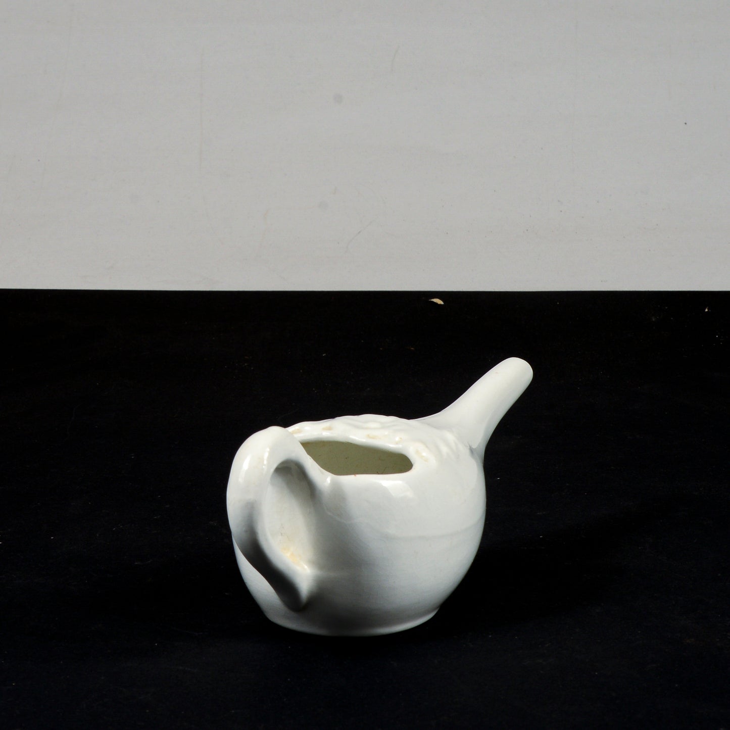 lattiera in ceramica bianca con decoro floreale firmata S.B.Richard