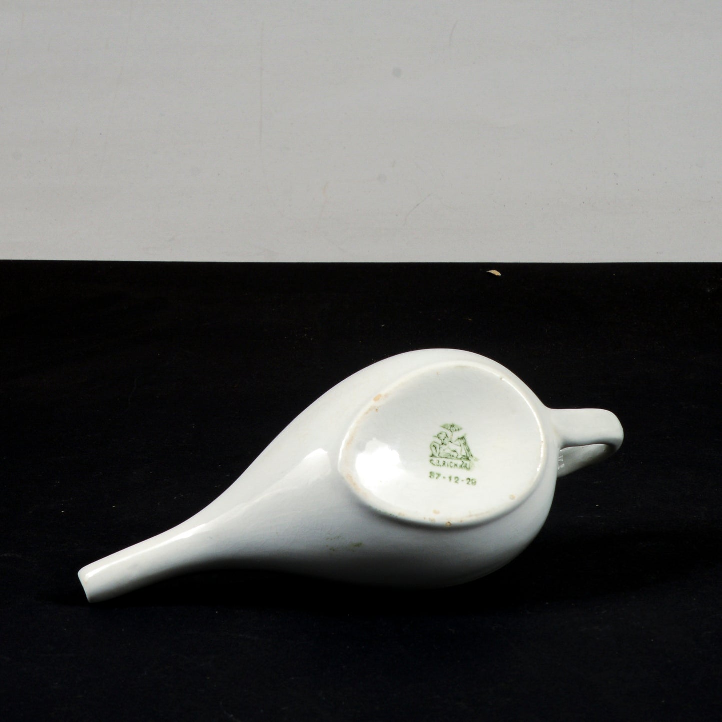 lattiera in ceramica bianca con decoro floreale firmata S.B.Richard