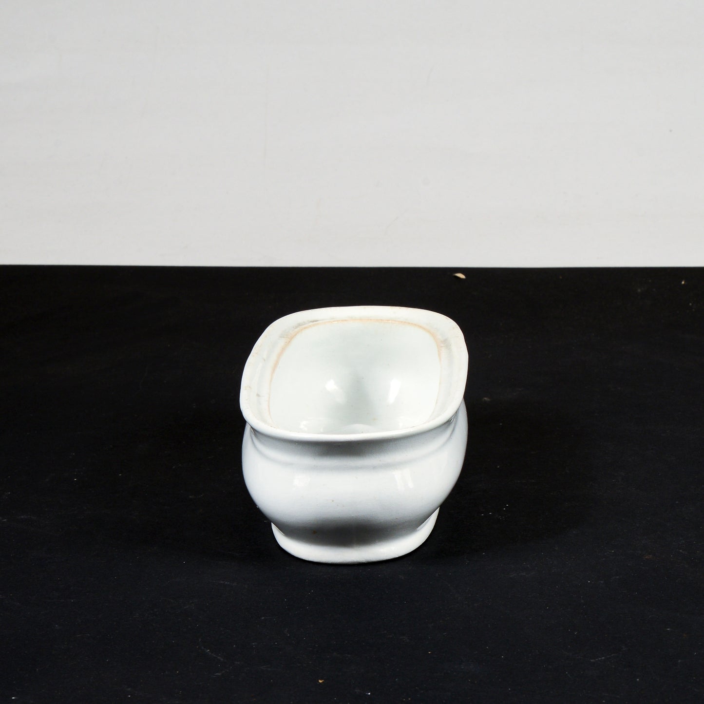 scatolina in ceramica bianca porta sapone, aromi, sali da bagno firmata laveno verbanum stone