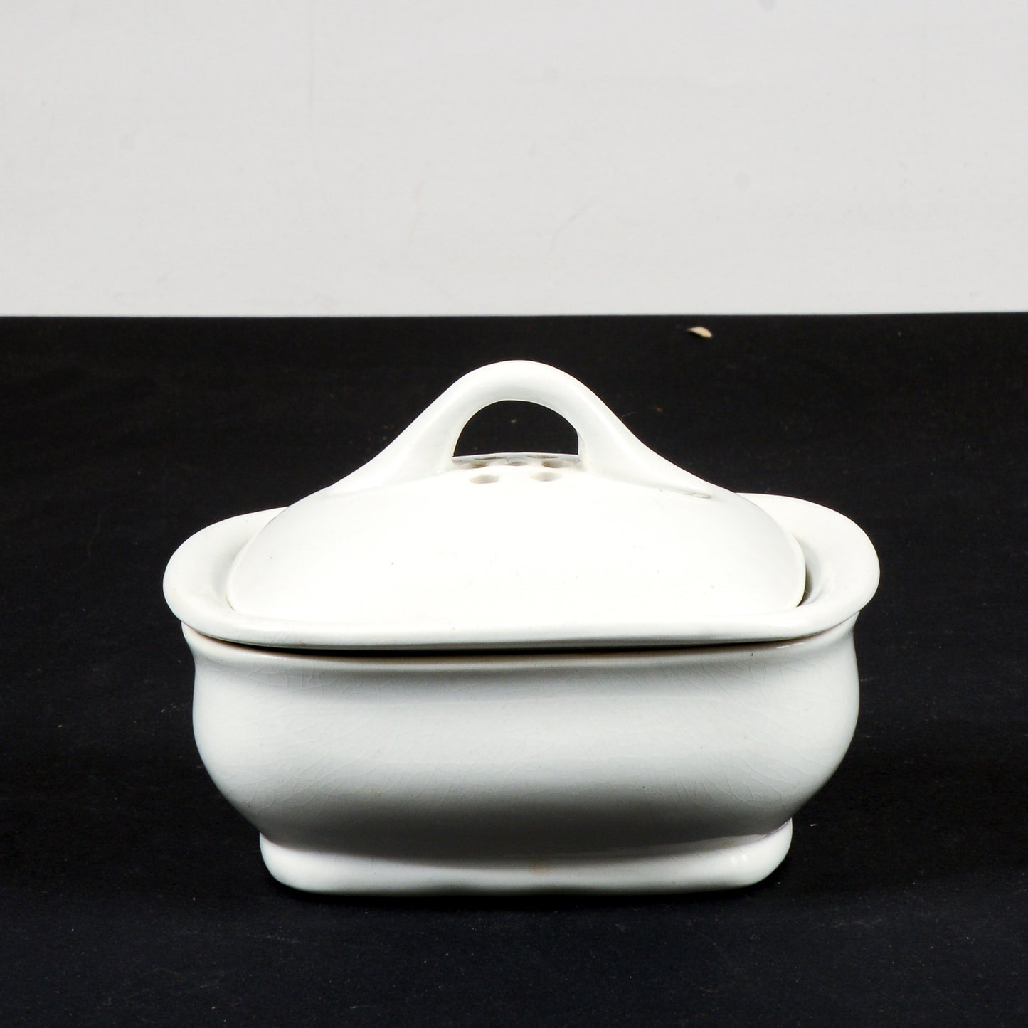 Scatolina in ceramica bianca porta sapone, aromi, sali da bagno firmata s.c. richard