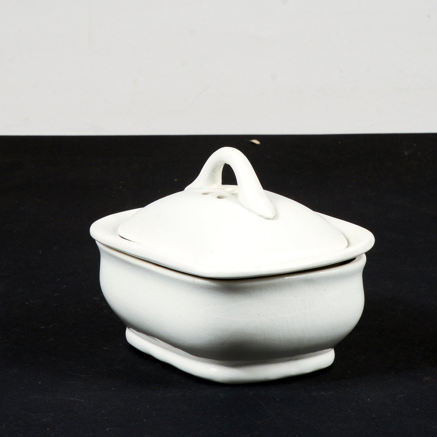 Scatolina in ceramica bianca porta sapone, aromi, sali da bagno firmata s.c. richard