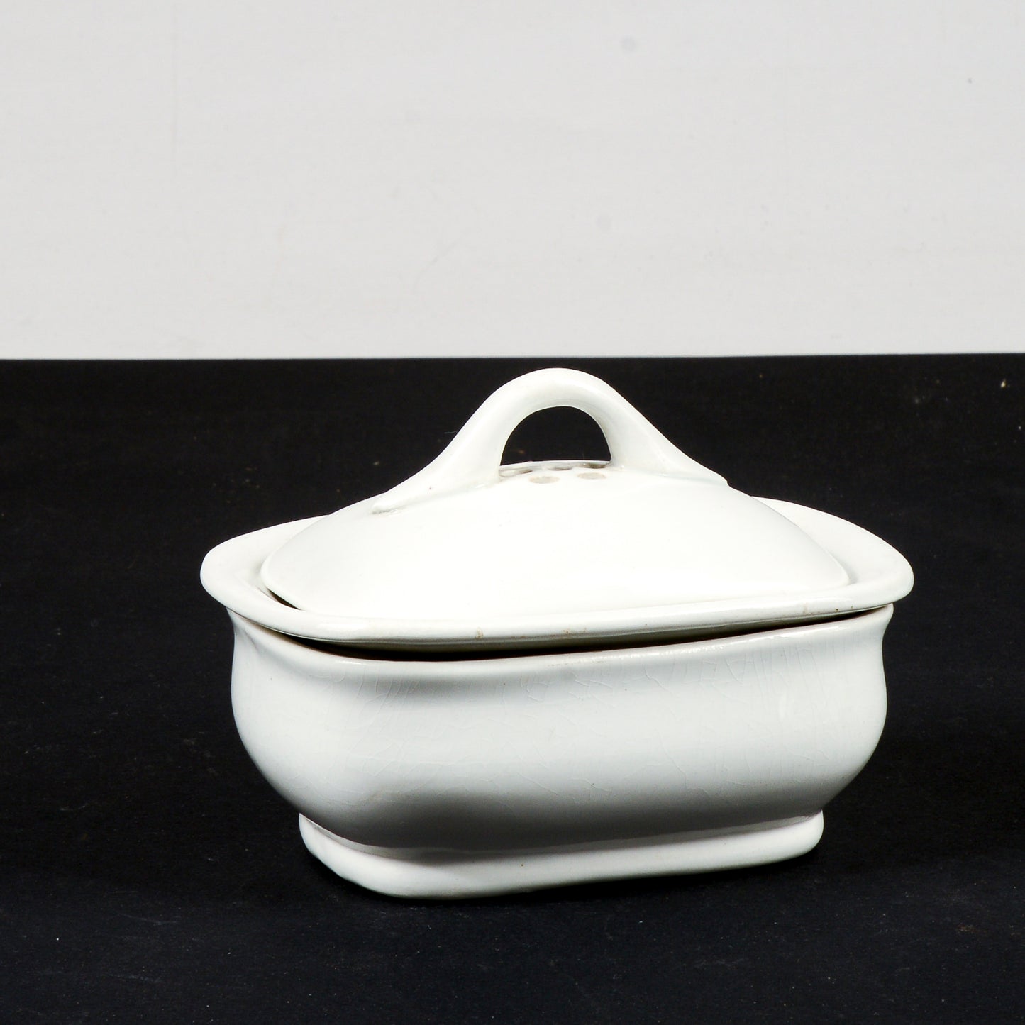 Scatolina in ceramica bianca porta sapone, aromi, sali da bagno firmata s.c. richard