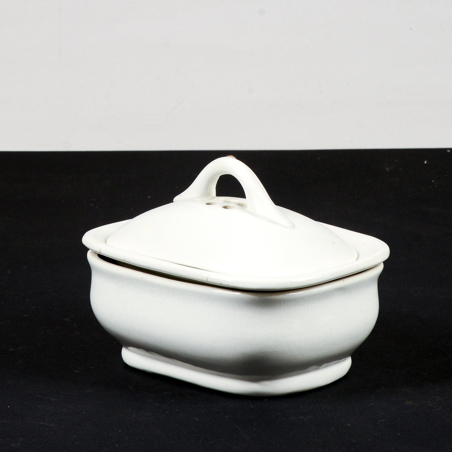 Scatolina in ceramica bianca porta sapone, aromi, sali da bagno firmata s.c. richard