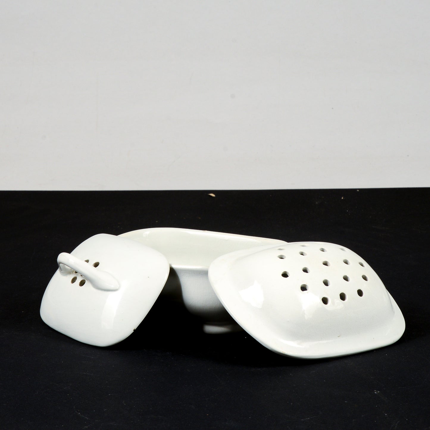 Scatolina in ceramica bianca porta sapone, aromi, sali da bagno firmata s.c. richard
