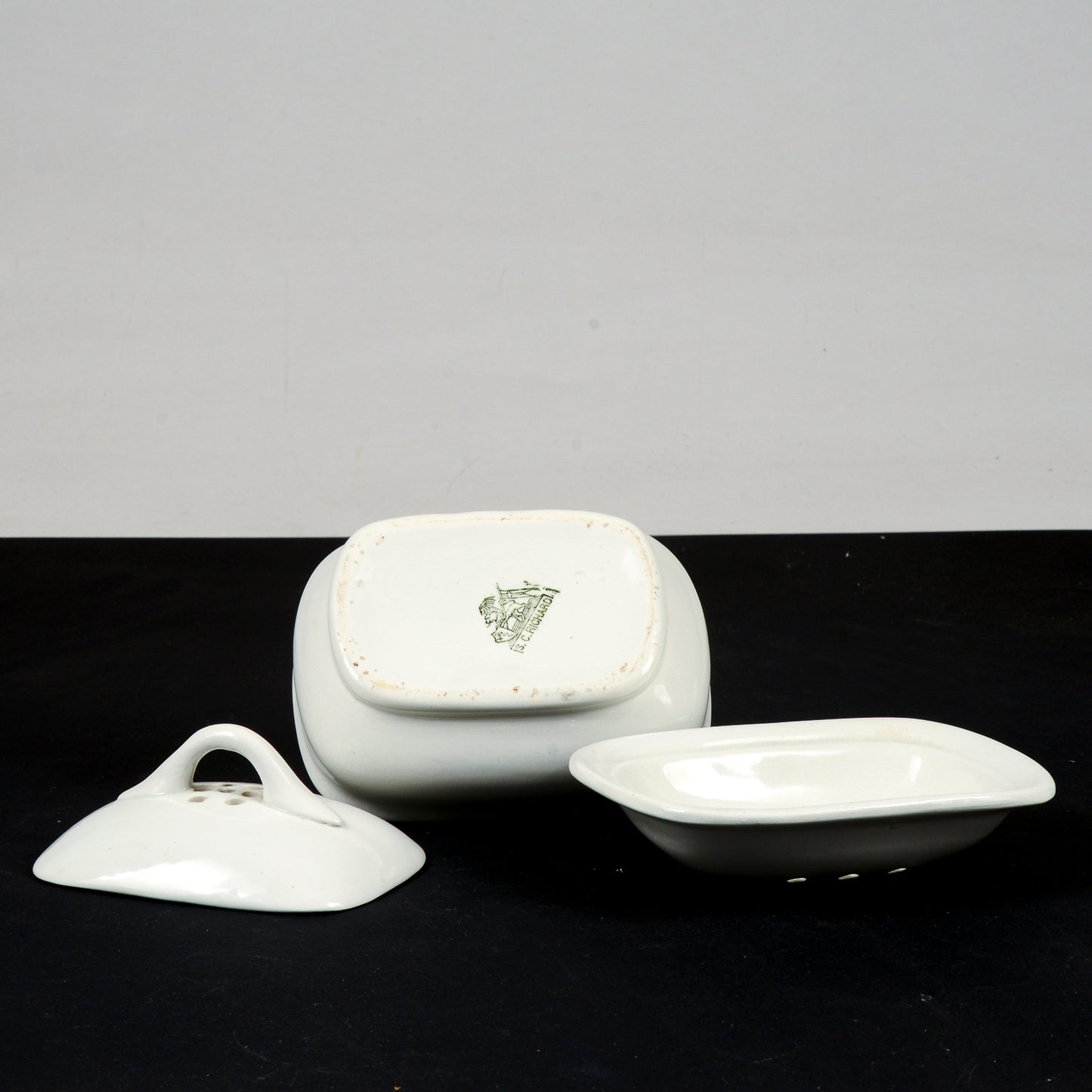 Scatolina in ceramica bianca porta sapone, aromi, sali da bagno firmata s.c. richard