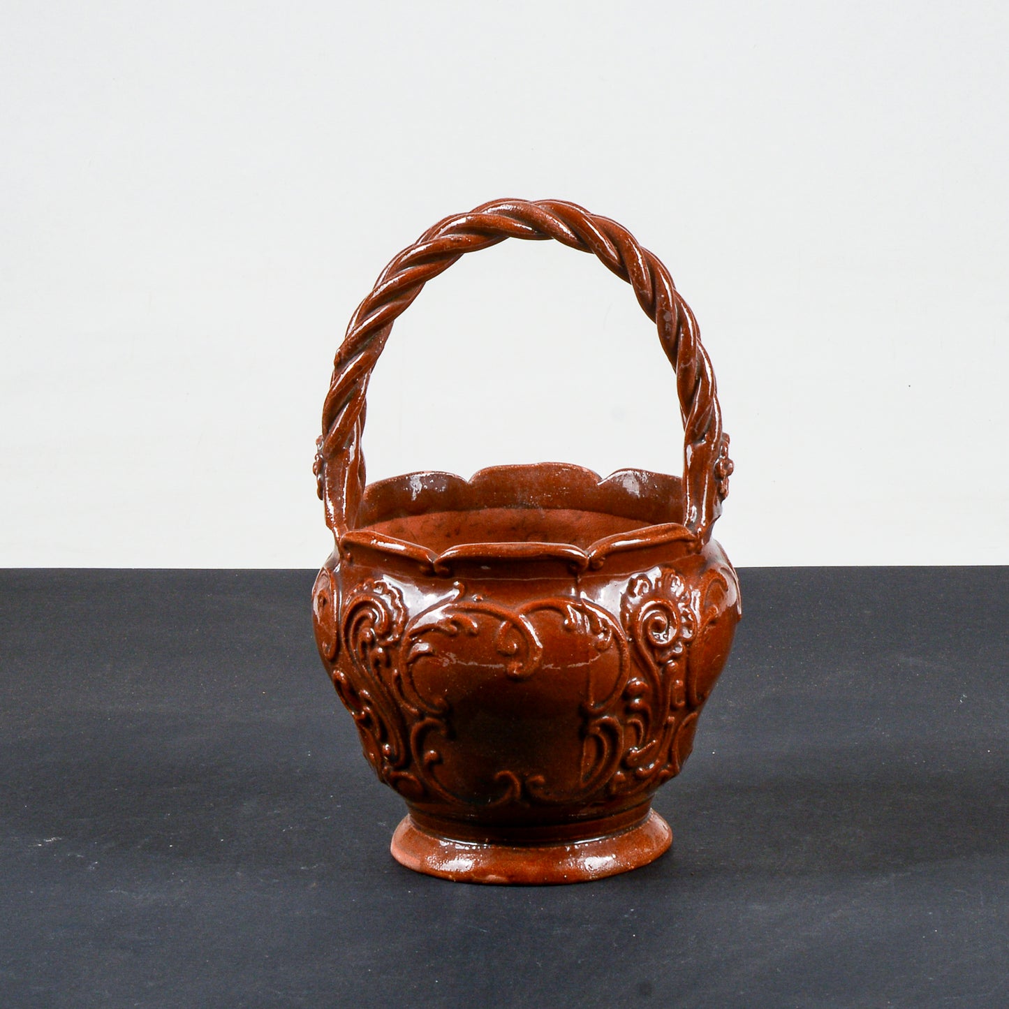 vaso smaltato in terracotta con manico intrecciato