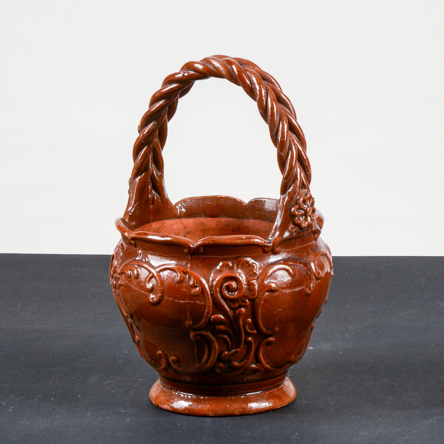 vaso smaltato in terracotta con manico intrecciato