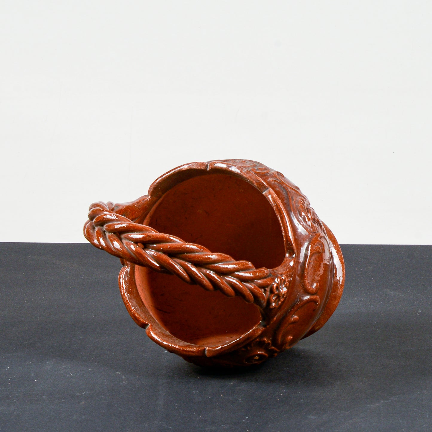 vaso smaltato in terracotta con manico intrecciato