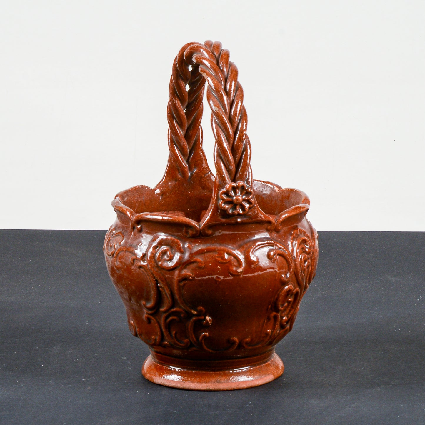 vaso smaltato in terracotta con manico intrecciato