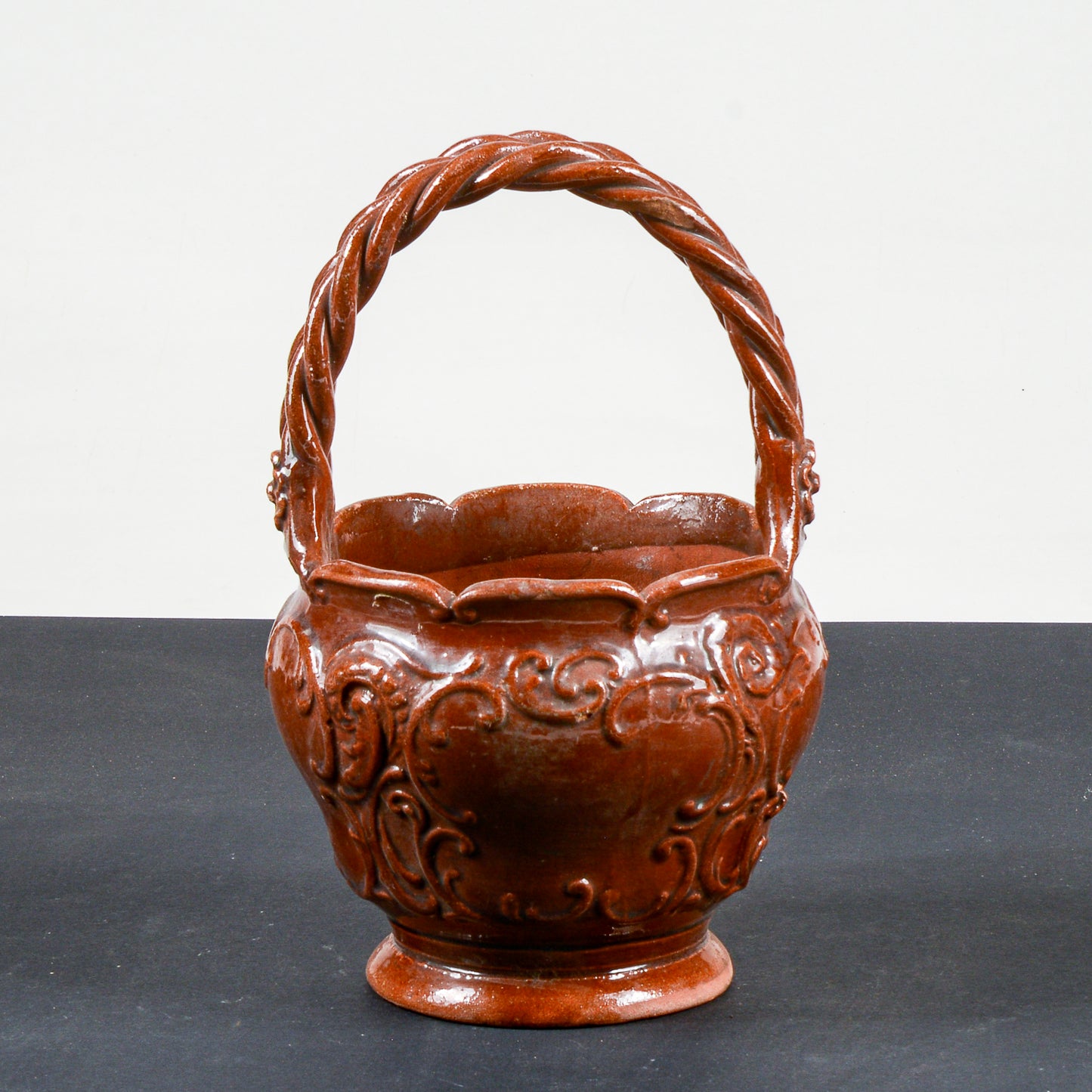 vaso smaltato in terracotta con manico intrecciato