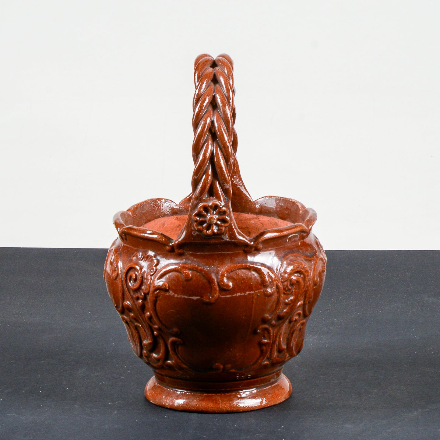 vaso smaltato in terracotta con manico intrecciato