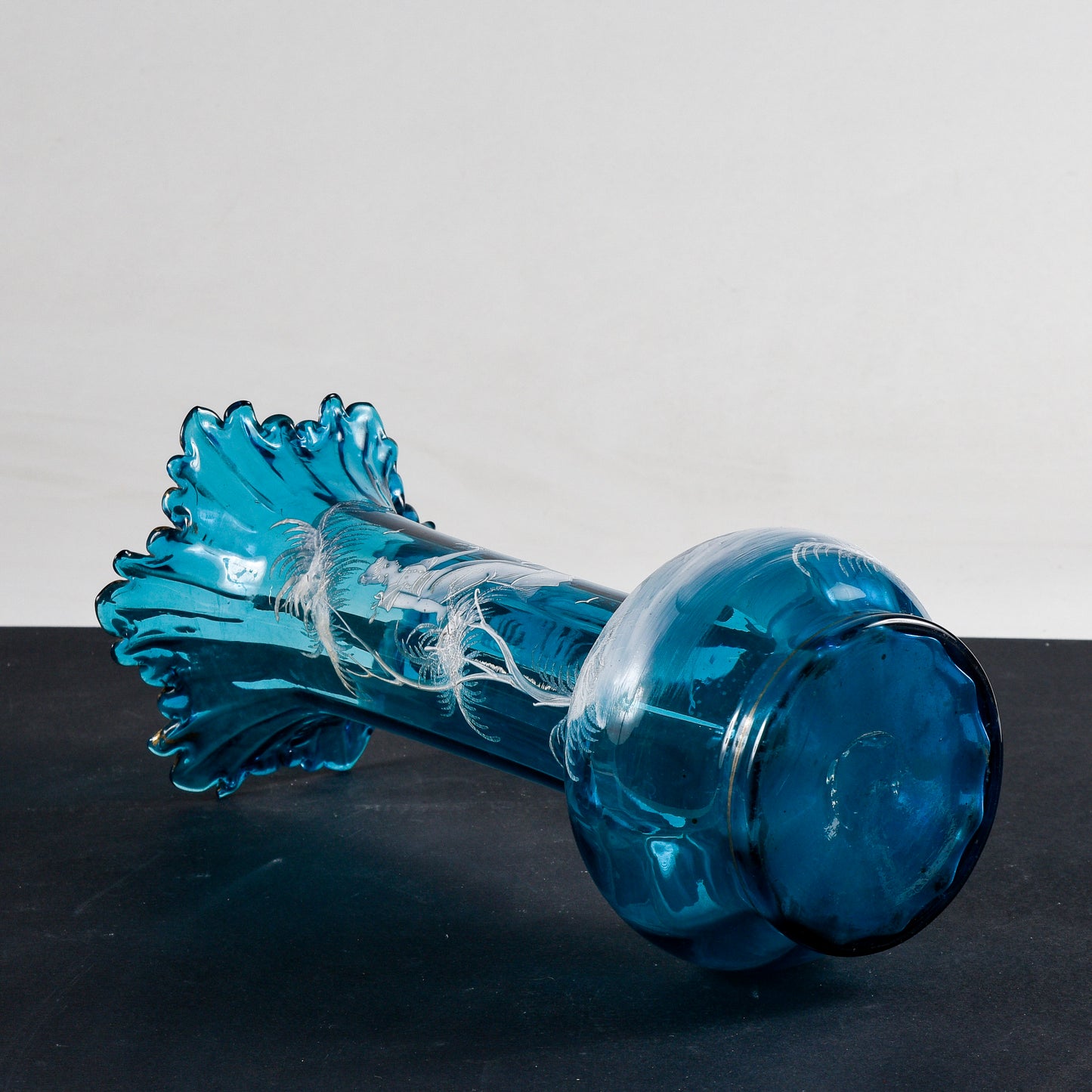 Vaso Liberty in vetro azzurro con scena bucolica  dipinta a mano epoca primo 1900 Mary Gregory