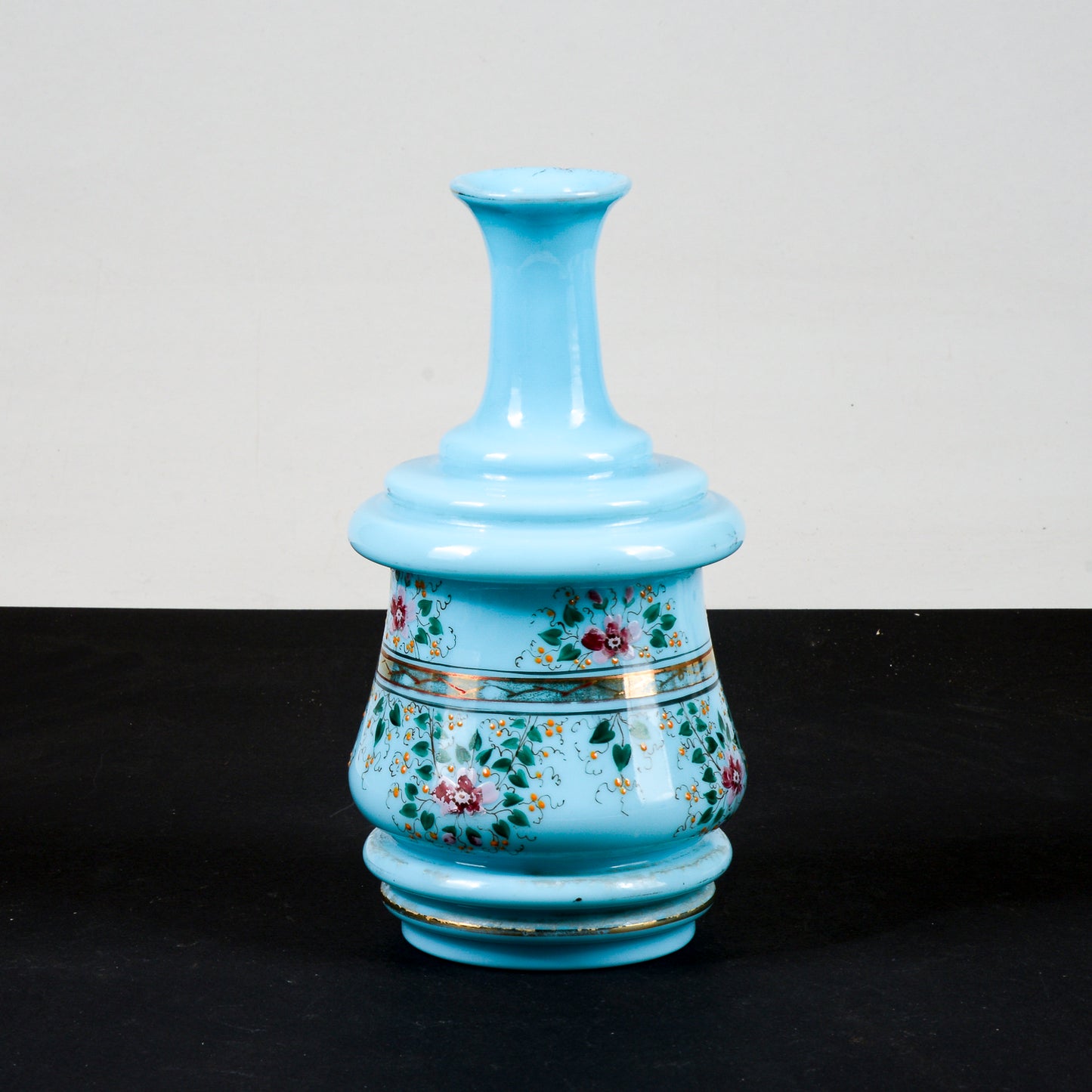vaso bottiglia opalina con decori florealo e geometrici in oro piccola sbecatura sopra