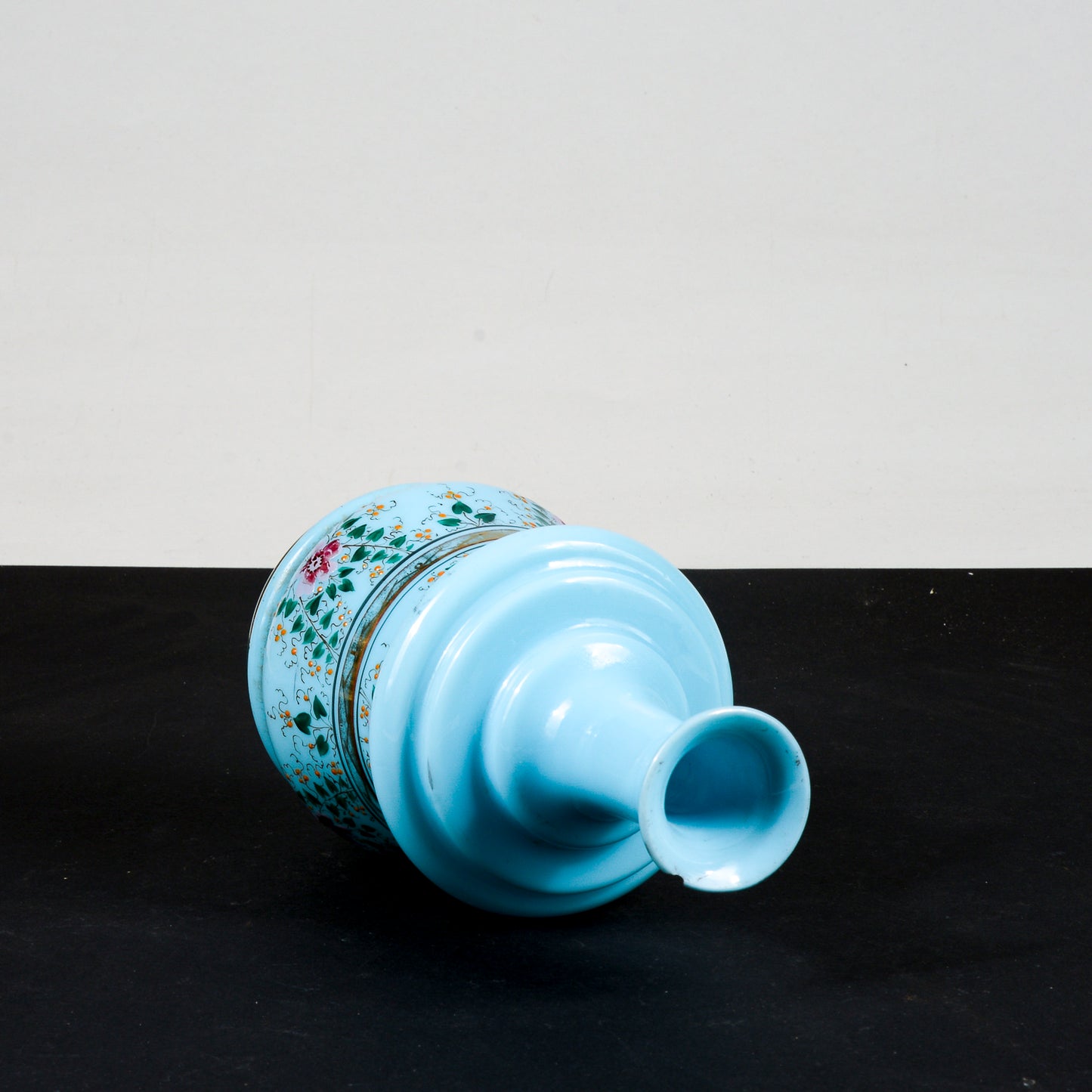 vaso bottiglia opalina con decori florealo e geometrici in oro piccola sbecatura sopra