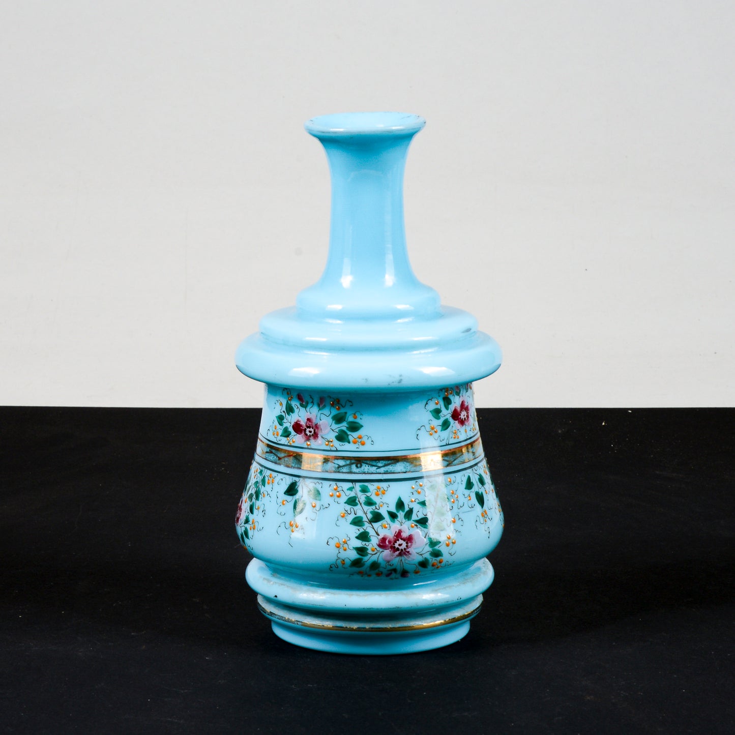 vaso bottiglia opalina con decori florealo e geometrici in oro piccola sbecatura sopra