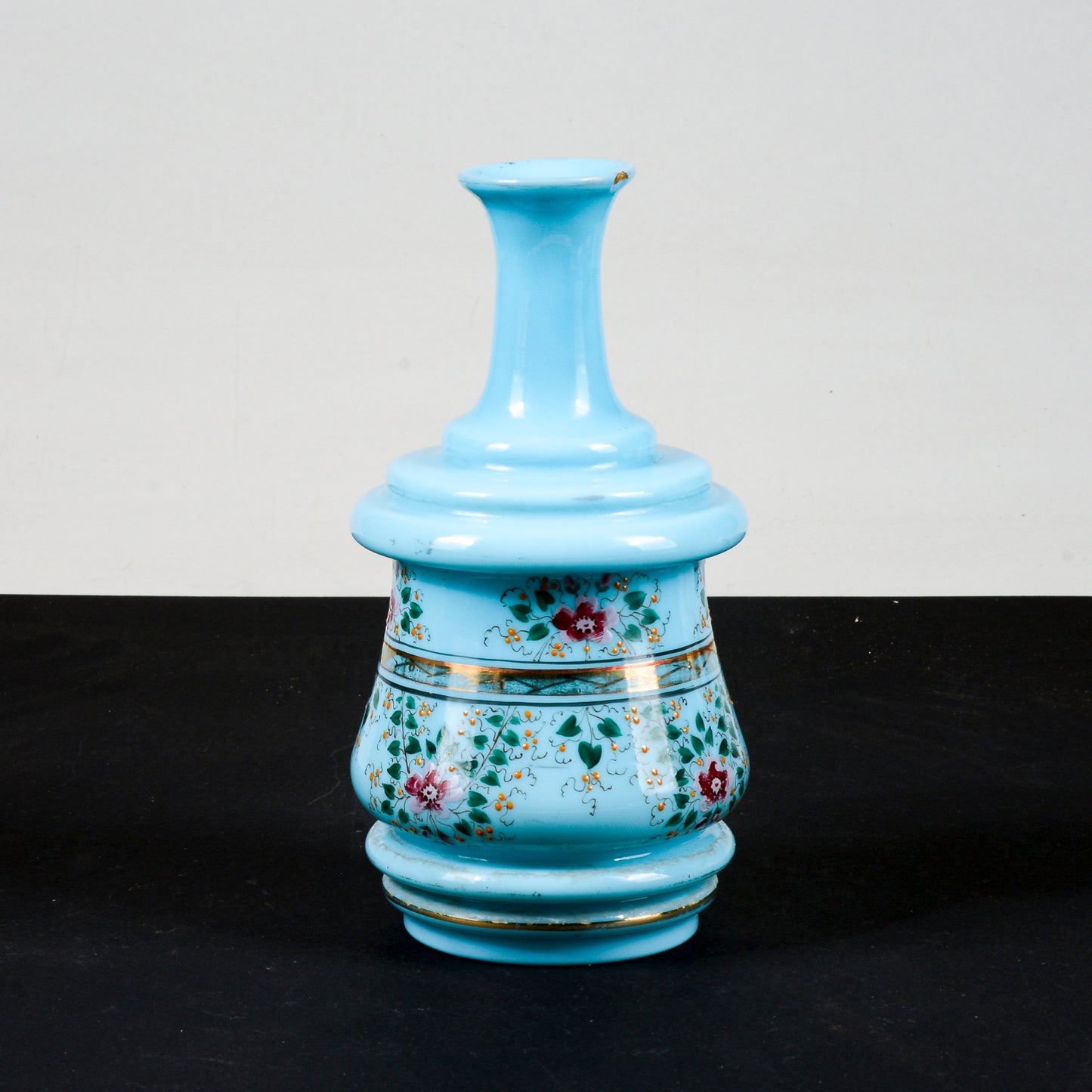 vaso bottiglia opalina con decori florealo e geometrici in oro piccola sbecatura sopra
