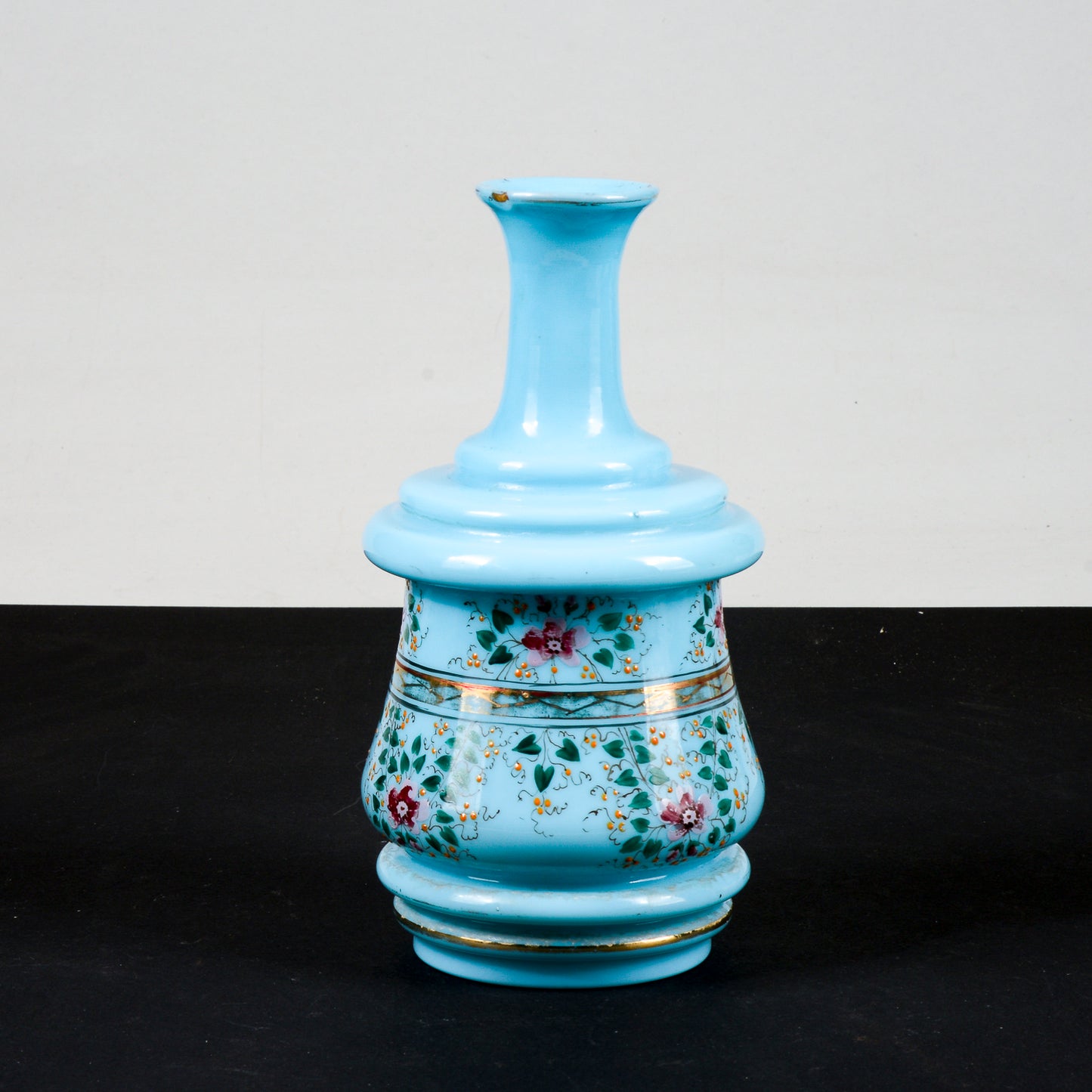vaso bottiglia opalina con decori florealo e geometrici in oro piccola sbecatura sopra