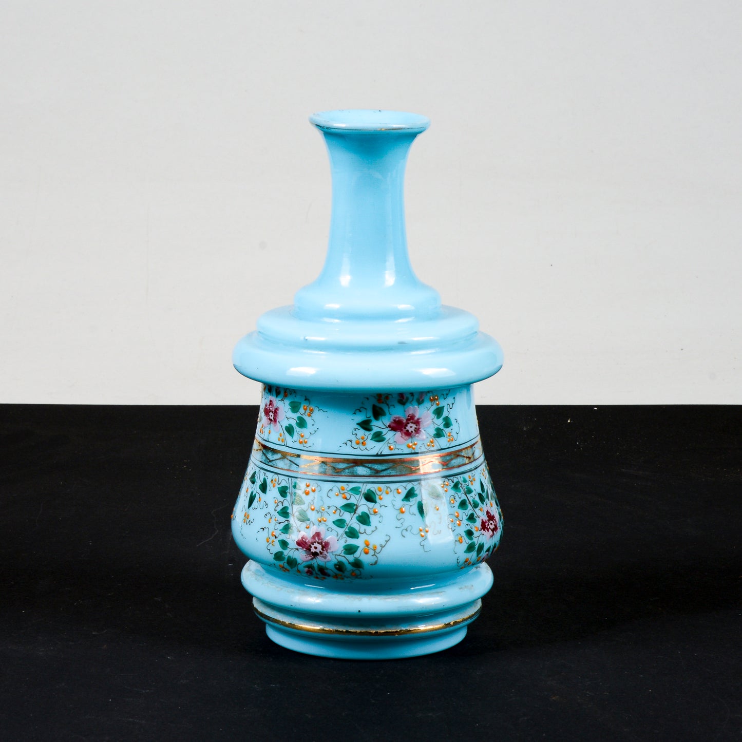 vaso bottiglia opalina con decori florealo e geometrici in oro piccola sbecatura sopra