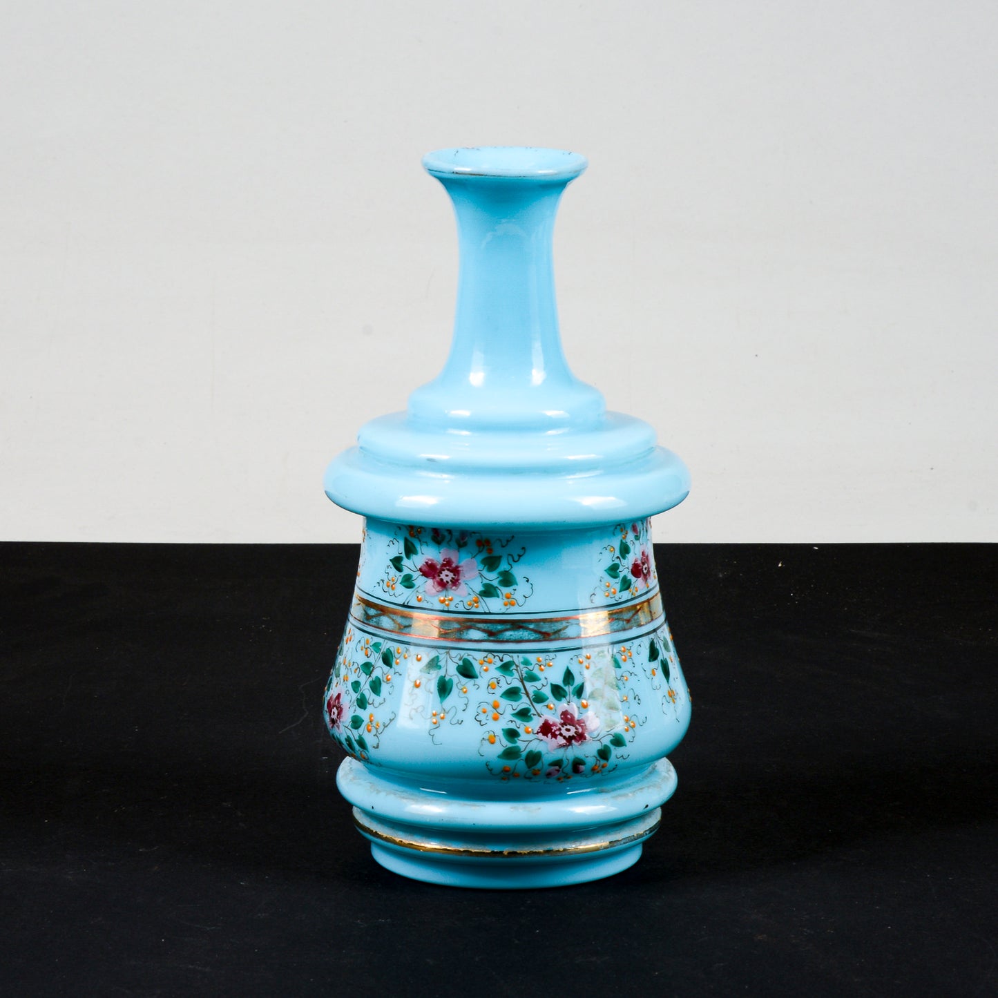 vaso bottiglia opalina con decori florealo e geometrici in oro piccola sbecatura sopra