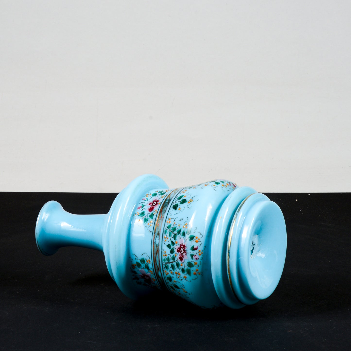 vaso bottiglia opalina con decori florealo e geometrici in oro piccola sbecatura sopra