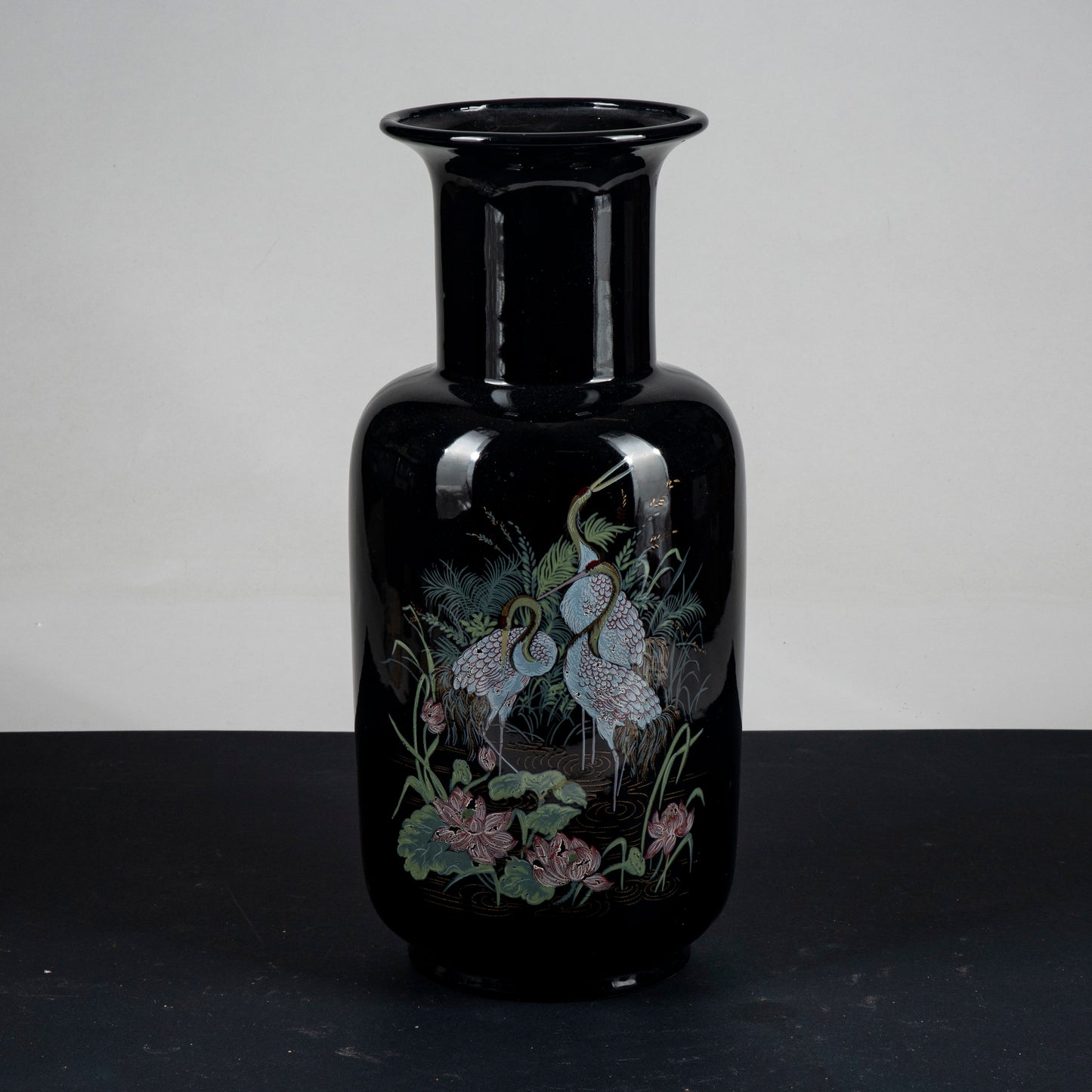 vaso in ceramica smaltata e decori con aironi