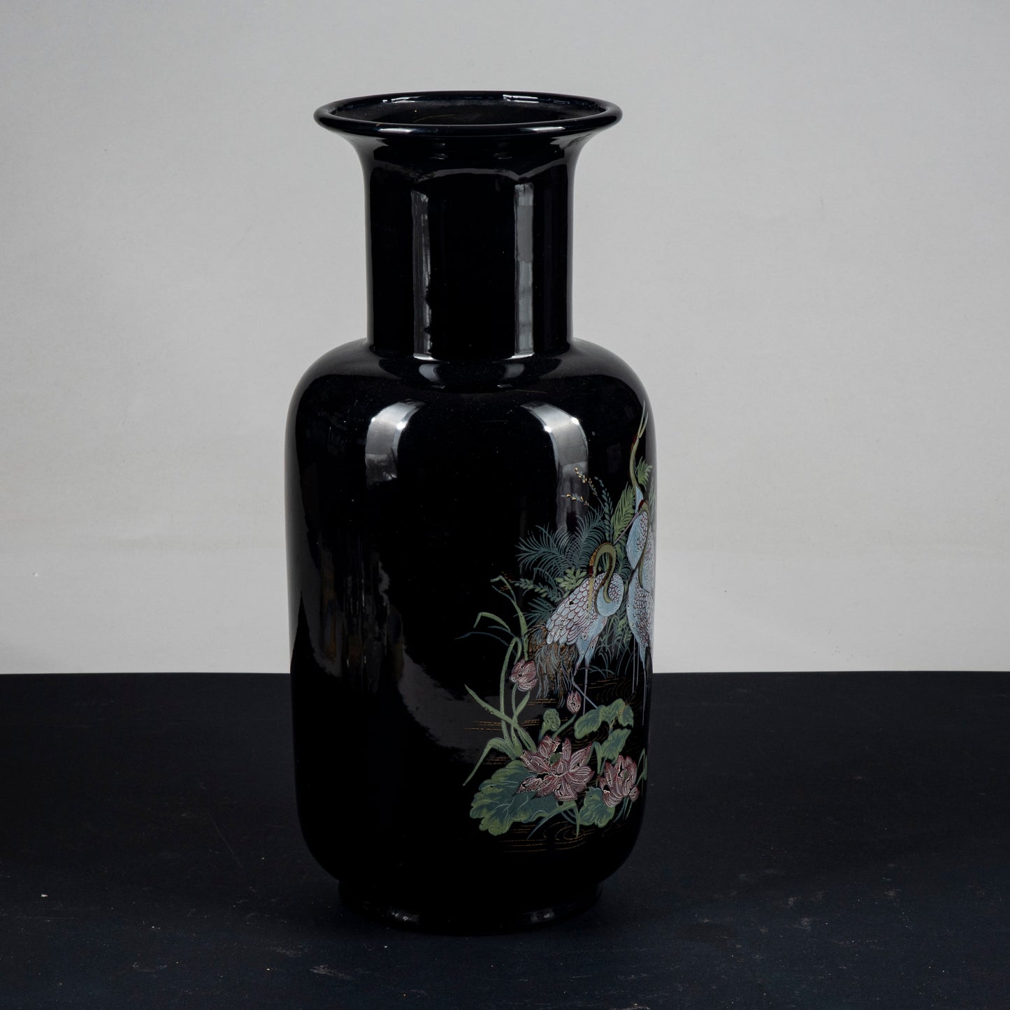 vaso in ceramica smaltata e decori con aironi