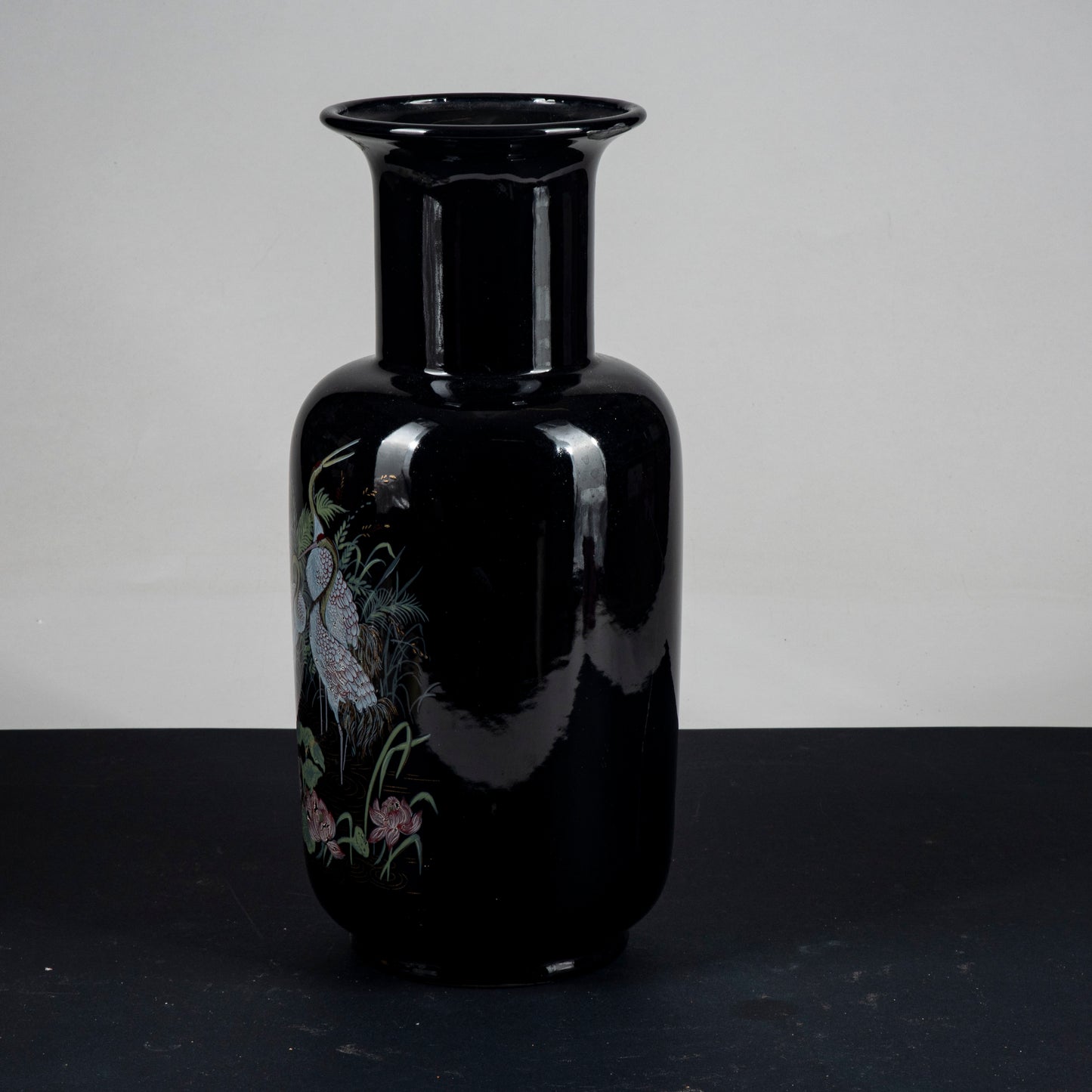 vaso in ceramica smaltata e decori con aironi