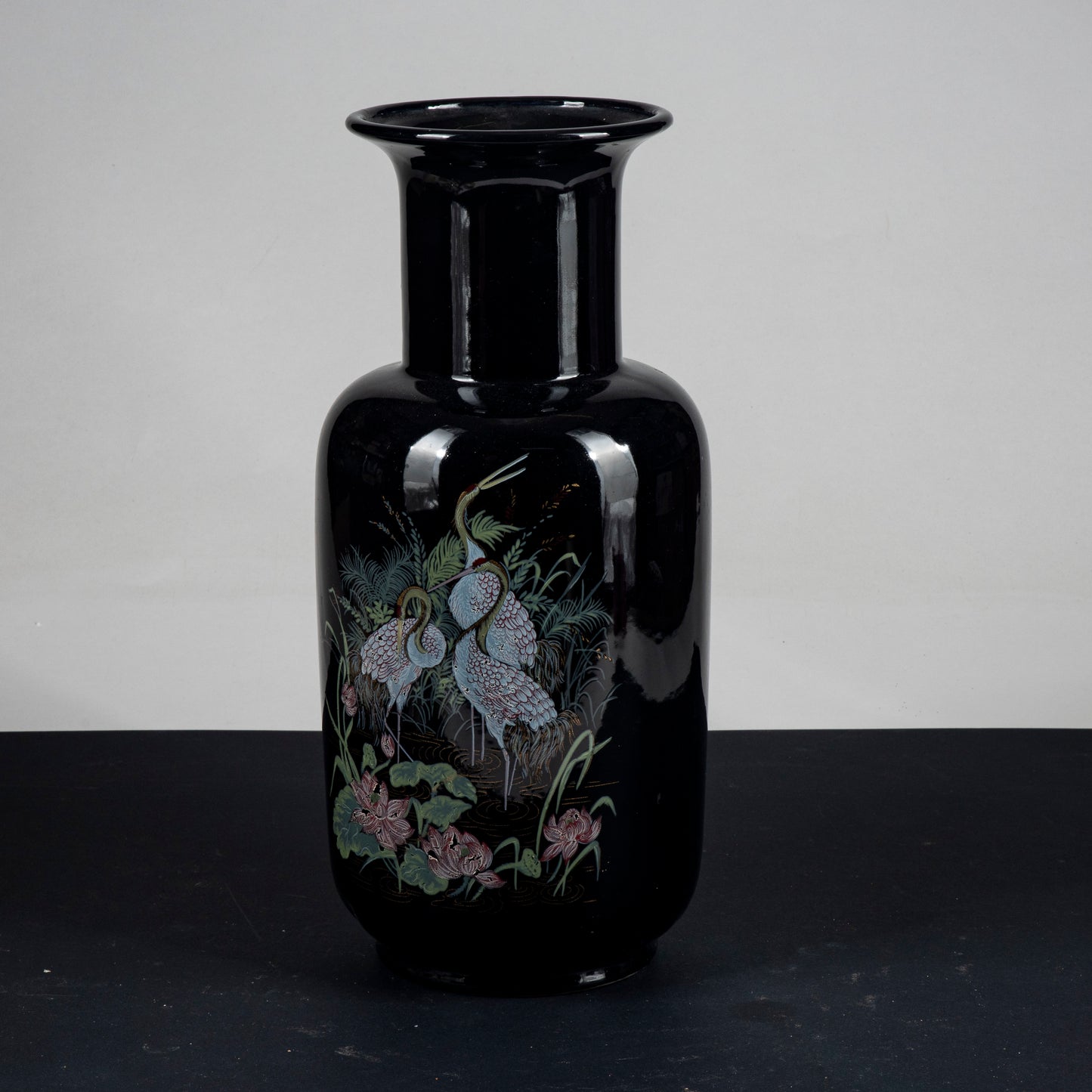 vaso in ceramica smaltata e decori con aironi